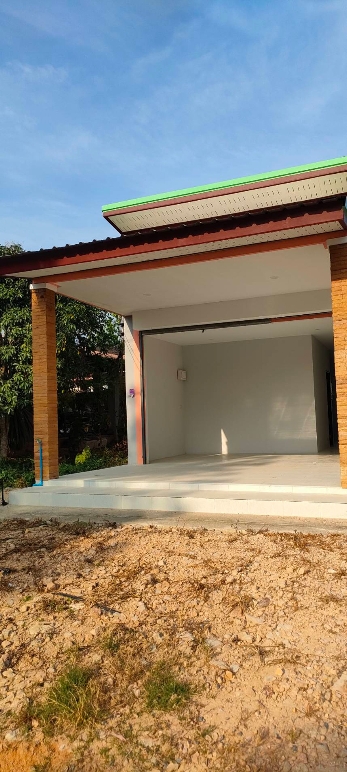 ขายที่ดินนครศรีธรรมราช : 🏡 ขายบ้านพร้อมที่ดิน ทำเลทอง ใกล้สี่แยกไฟแดงเพียง 300 เมตร!  หลัง ธนาคารกรุงศรี ติดหมู่บ้าน ประภาดา หมู่ 2 อำเภอทุ่งใหญ่ จ.นครศรีธรรมราช