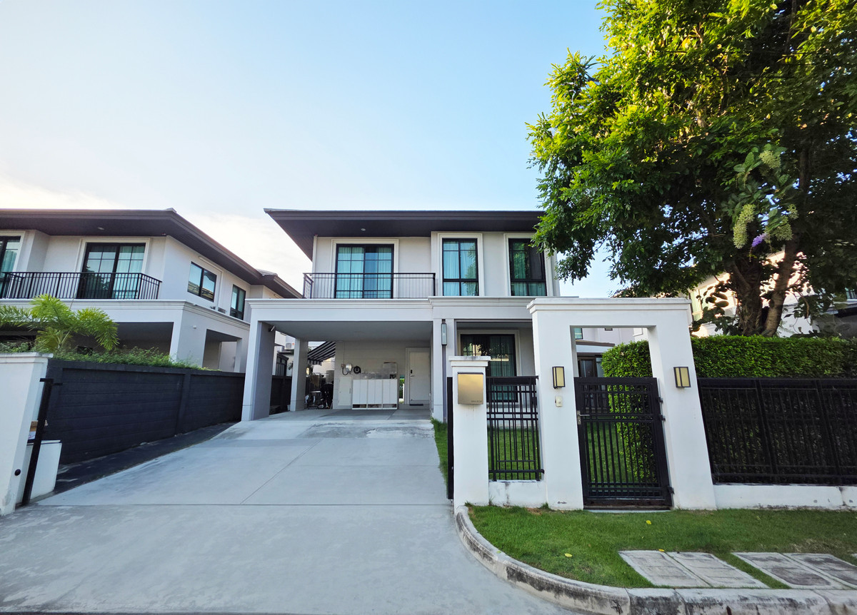 For SaleHousePattanakan, Srinakarin : ✨Single house at Setthasiri Patthanakarn, 3 bedrooms, with garden, spacious parking, fully furnished and move-in ready, near the airport and amenities.