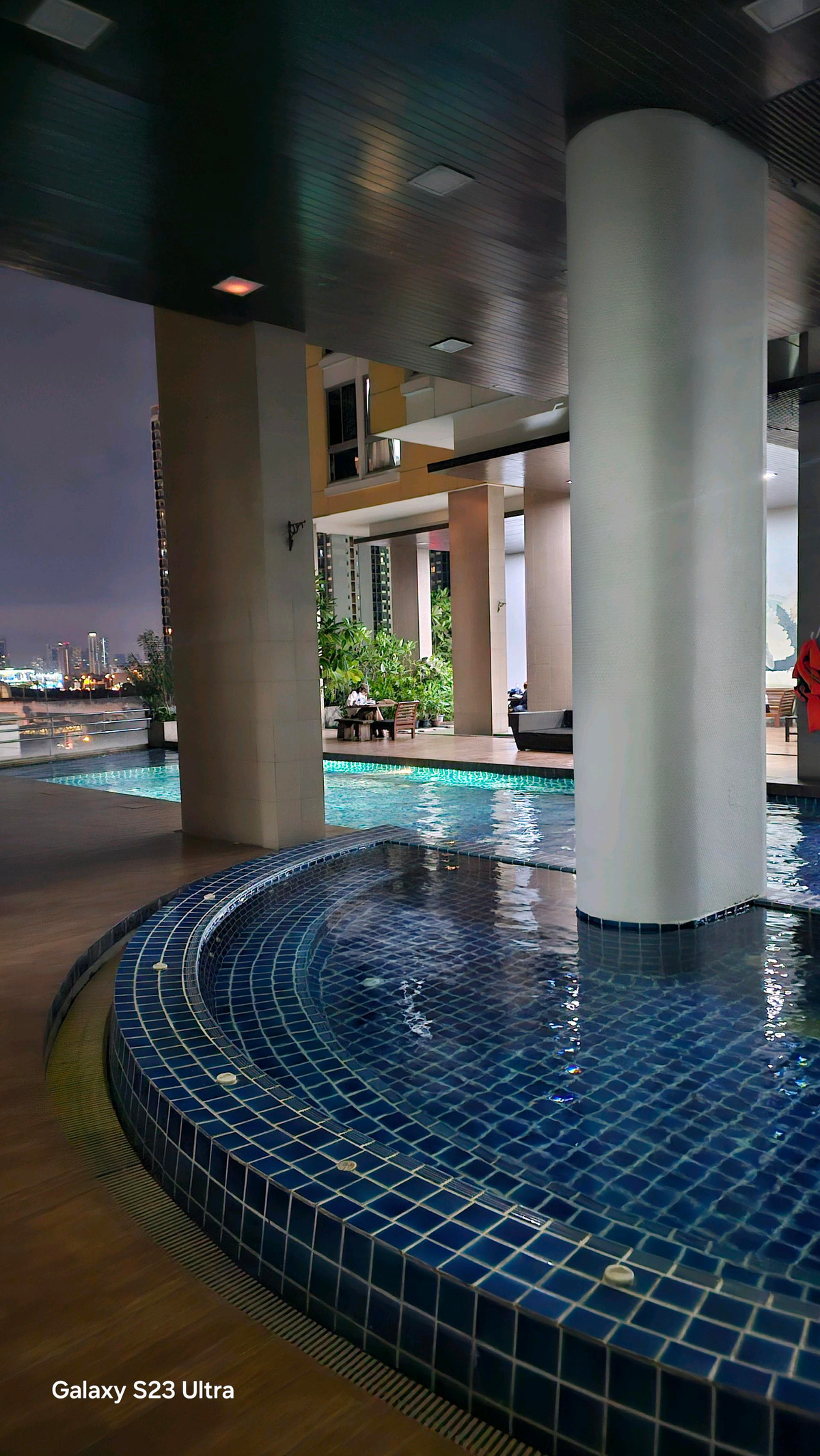 ขายคอนโดพระราม 9 เพชรบุรีตัดใหม่ RCA : ​ห้องใหญ่ 2 ห้องนอน: พื้นที่ใช้สอยกว้างขวาง ตอบโจทย์ครอบครัวเล็กหรือผู้ที่ต้องการพื้นที่ทำงาน (Work From Home) แยกส่วน​ส่วนตัวสูง: การจัดวางห้องภายในโครงการคำนึงถึงความเป็นส่วนตัวของผู้อยู่อาศัยเป็นหลัก