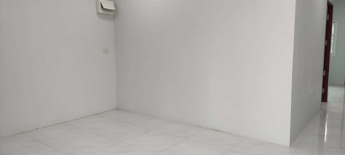 ขายที่ดินนครศรีธรรมราช : 🏡 ขายบ้านพร้อมที่ดิน ทำเลทอง ใกล้สี่แยกไฟแดงเพียง 300 เมตร!  หลัง ธนาคารกรุงศรี ติดหมู่บ้าน ประภาดา หมู่ 2 อำเภอทุ่งใหญ่ จ.นครศรีธรรมราช