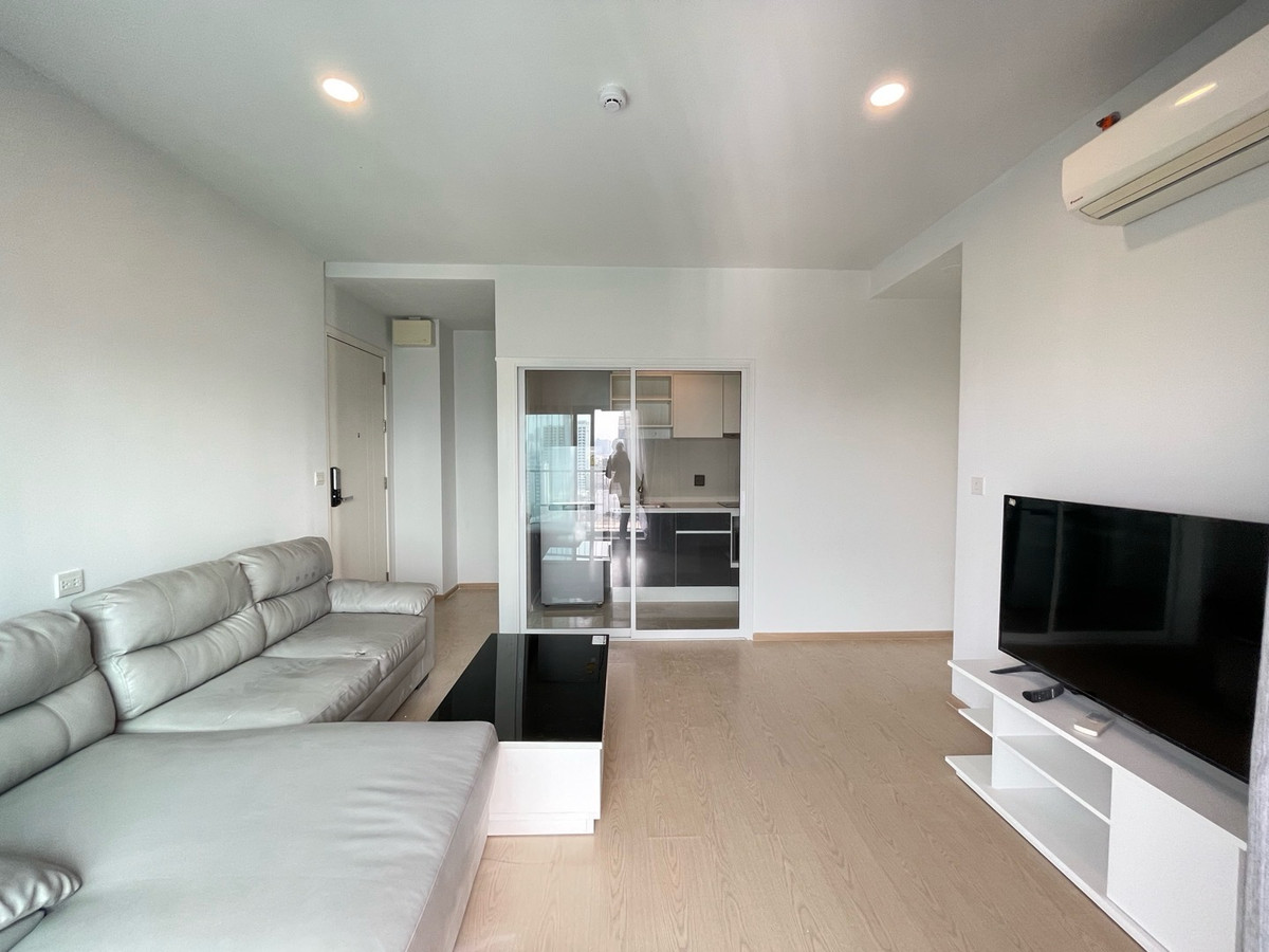 For RentCondoRama9, Petchburi, RCA : Urgent, available room ready to move in!