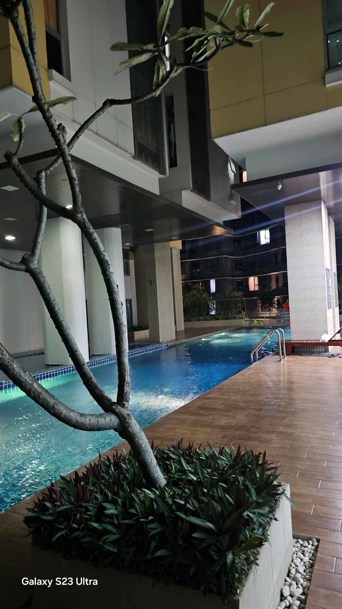 ขายคอนโดพระราม 9 เพชรบุรีตัดใหม่ RCA : ​ห้องใหญ่ 2 ห้องนอน: พื้นที่ใช้สอยกว้างขวาง ตอบโจทย์ครอบครัวเล็กหรือผู้ที่ต้องการพื้นที่ทำงาน (Work From Home) แยกส่วน​ส่วนตัวสูง: การจัดวางห้องภายในโครงการคำนึงถึงความเป็นส่วนตัวของผู้อยู่อาศัยเป็นหลัก