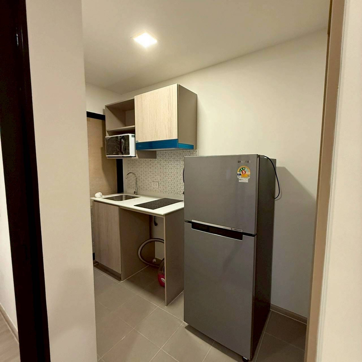 For RentCondoPattaya, Bangsaen, Chonburi : D Condo Sense Bangsaen, corner room, 4th floor, good view 🍃, quiet, ready to move in, price 11,000฿/month. 📞 062-9452428 | 💗 Line: @whitesand