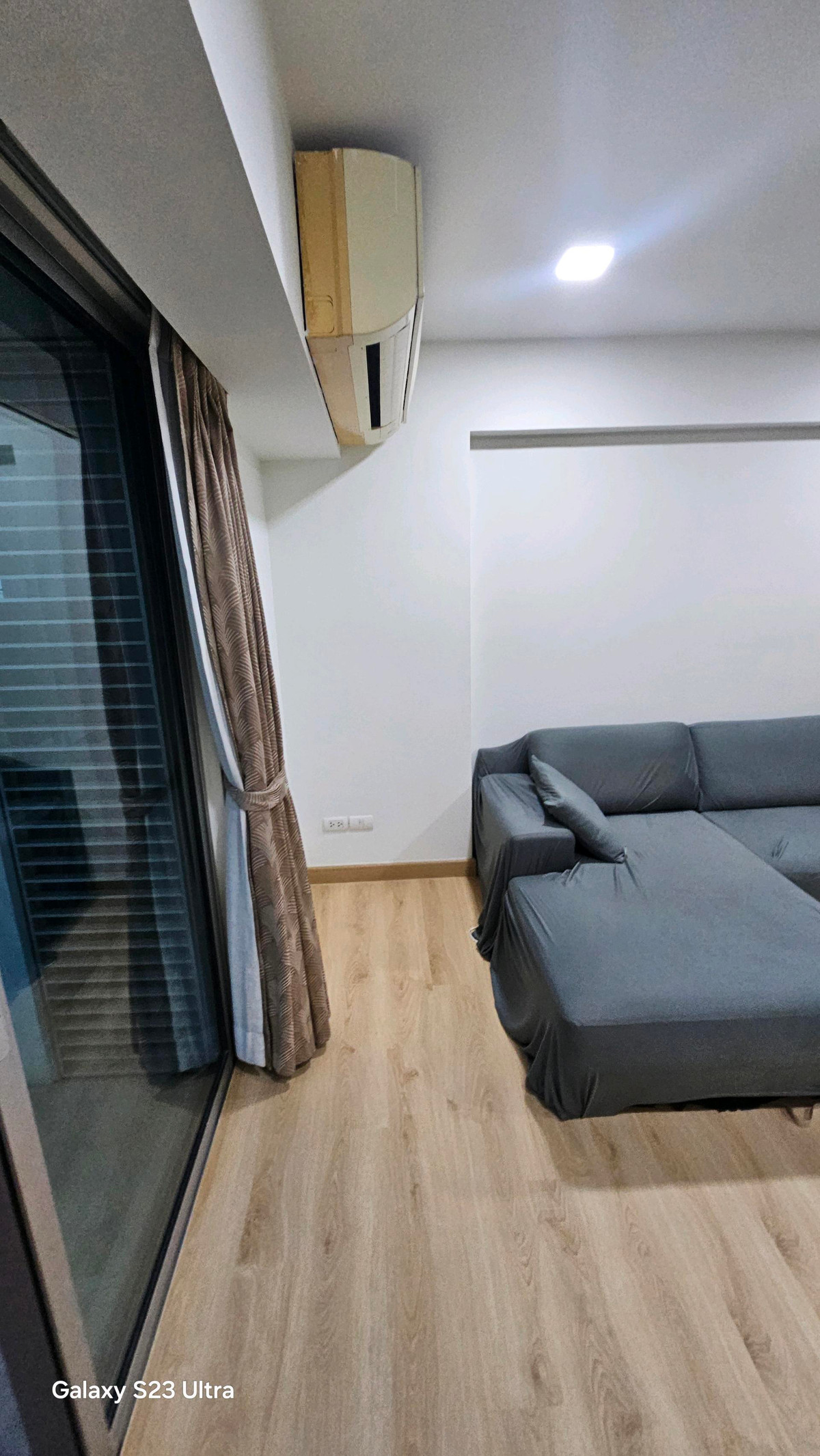 ขายคอนโดพระราม 9 เพชรบุรีตัดใหม่ RCA : ​ห้องใหญ่ 2 ห้องนอน: พื้นที่ใช้สอยกว้างขวาง ตอบโจทย์ครอบครัวเล็กหรือผู้ที่ต้องการพื้นที่ทำงาน (Work From Home) แยกส่วน​ส่วนตัวสูง: การจัดวางห้องภายในโครงการคำนึงถึงความเป็นส่วนตัวของผู้อยู่อาศัยเป็นหลัก