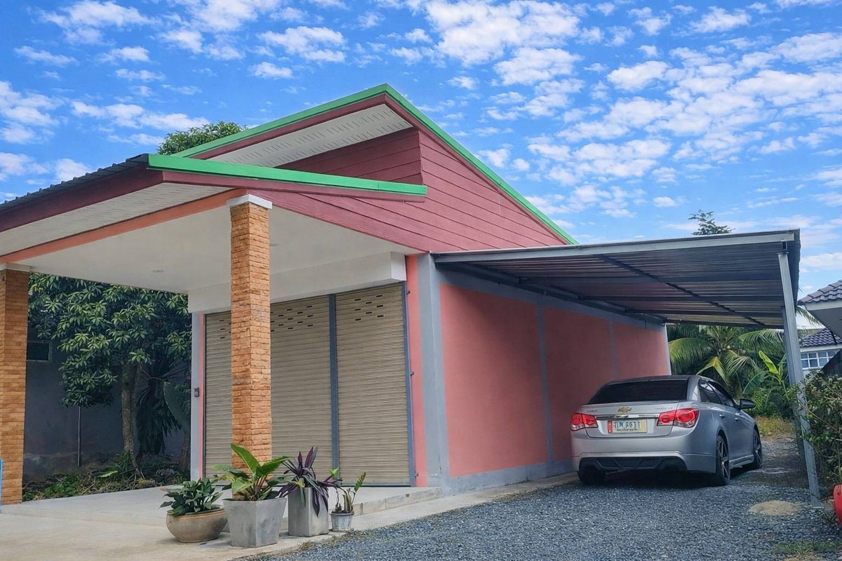 ขายที่ดินนครศรีธรรมราช : 🏡 ขายบ้านพร้อมที่ดิน ทำเลทอง ใกล้สี่แยกไฟแดงเพียง 300 เมตร!  หลัง ธนาคารกรุงศรี ติดหมู่บ้าน ประภาดา หมู่ 2 อำเภอทุ่งใหญ่ จ.นครศรีธรรมราช