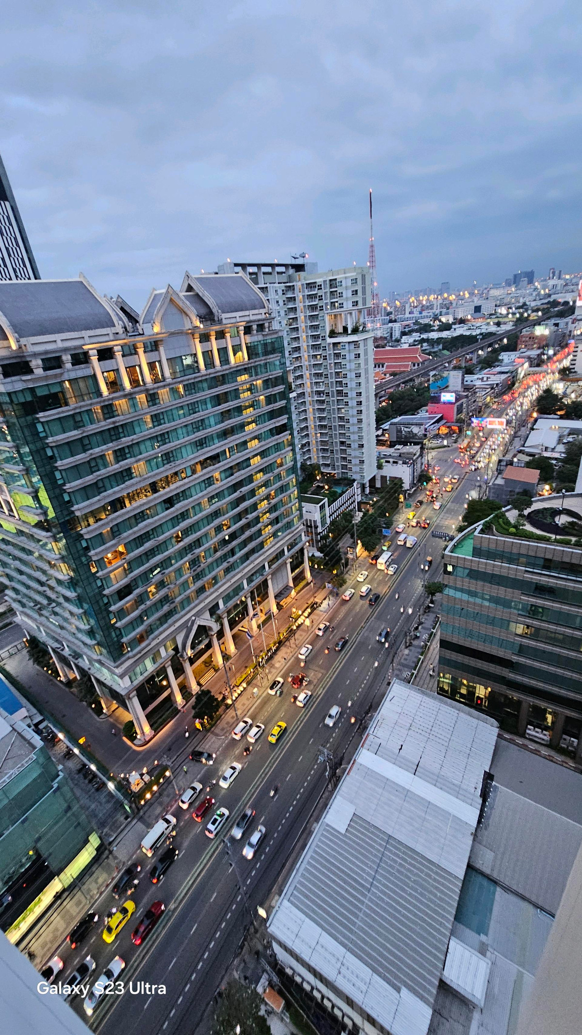 ขายคอนโดพระราม 9 เพชรบุรีตัดใหม่ RCA : ​ห้องใหญ่ 2 ห้องนอน: พื้นที่ใช้สอยกว้างขวาง ตอบโจทย์ครอบครัวเล็กหรือผู้ที่ต้องการพื้นที่ทำงาน (Work From Home) แยกส่วน​ส่วนตัวสูง: การจัดวางห้องภายในโครงการคำนึงถึงความเป็นส่วนตัวของผู้อยู่อาศัยเป็นหลัก