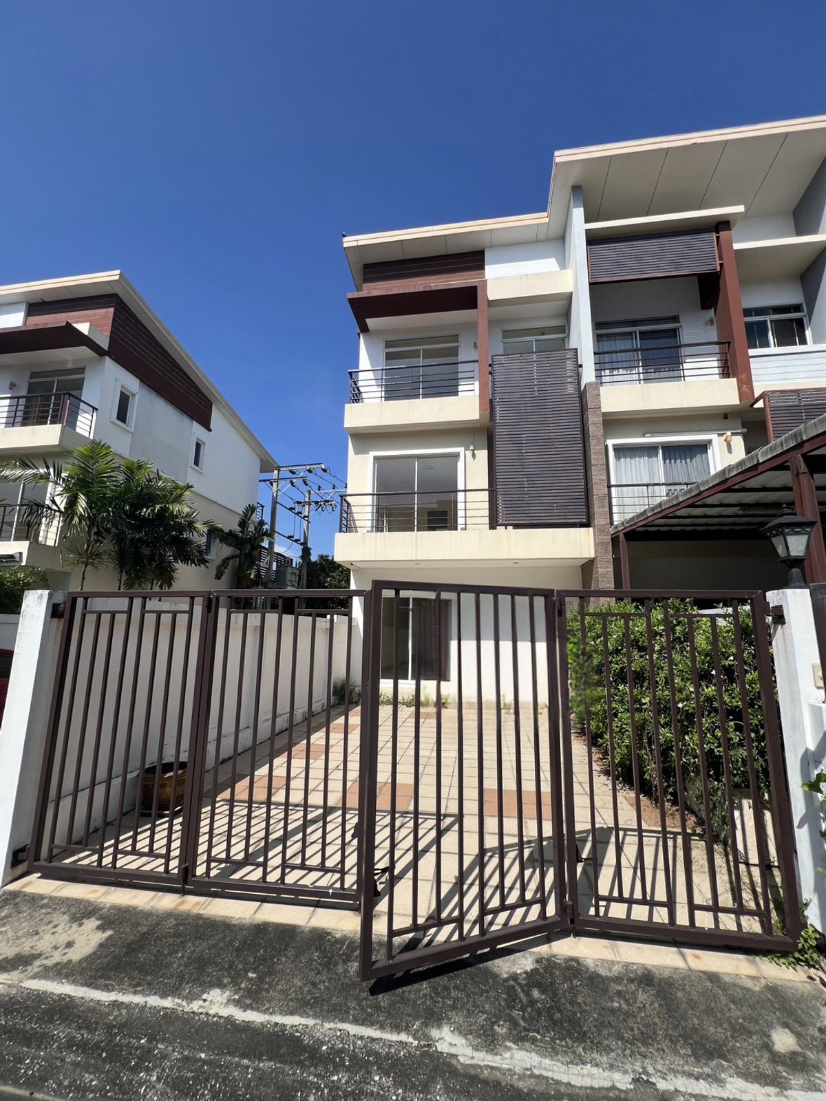 ให้เช่าทาวน์โฮมเลียบทางด่วนรามอินทรา : *ให้เช่าบ้านเปล่า* ทาวน์โฮม 3 ชั้นหลังมุม ใกล้ Central Eastville 5 นาที หมู่บ้านบุณณดา ซ.ประดิษฐ์มนูธรรม 10 | 3 ห้องนอน 4 ห้องน้ำ (ห้องน้ำในตัวทุกห้อง)