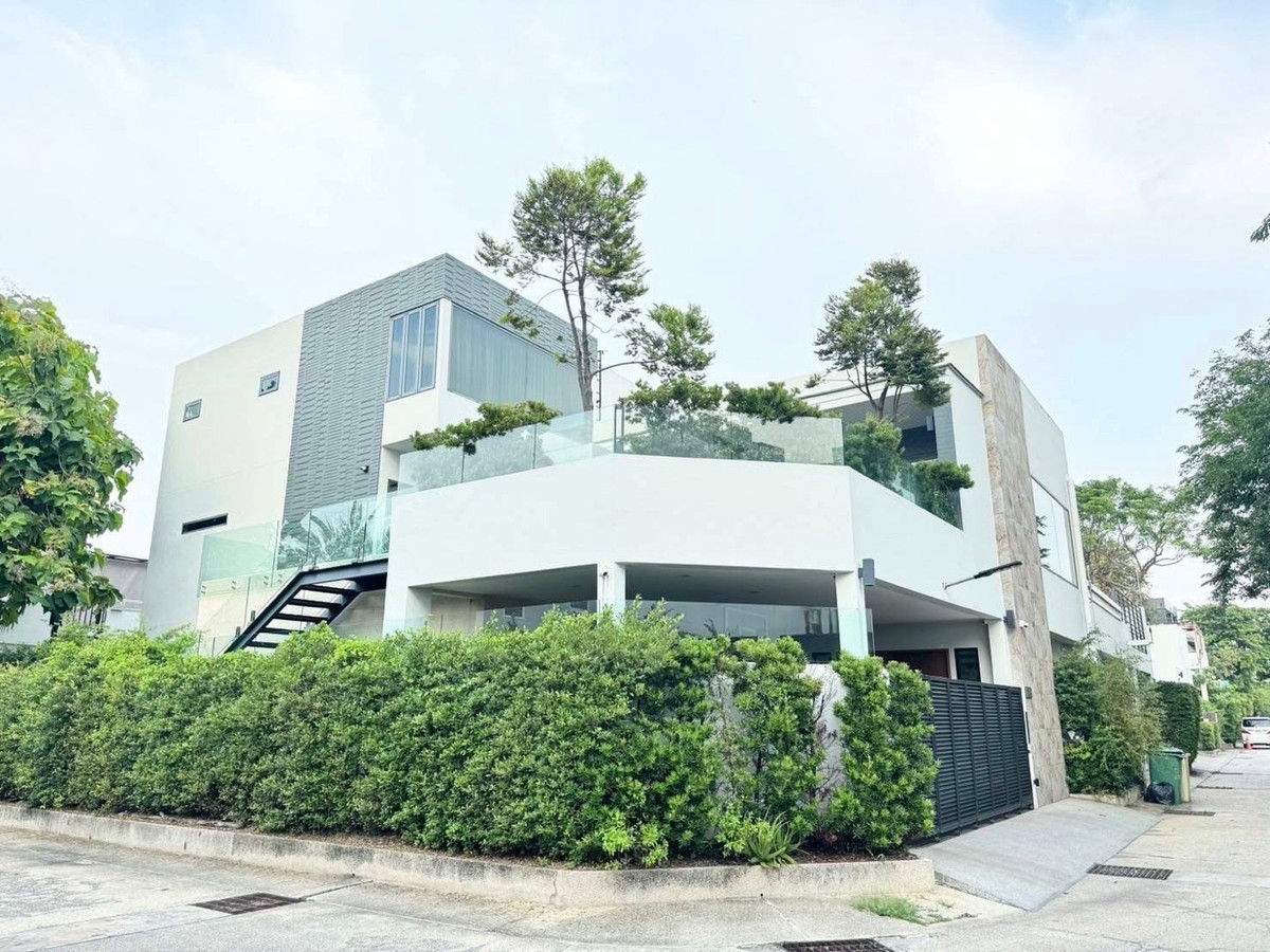 For SaleHouseOnnut, Udomsuk : 📢👇Luxury House with Private Lift & Pool in the Heart of Bangkok, spacious functional layout, easy access to Ekkamai, Thonglor, and Sukhumvit Road. Ideal for large families or investors seeking a high-demand rental area.