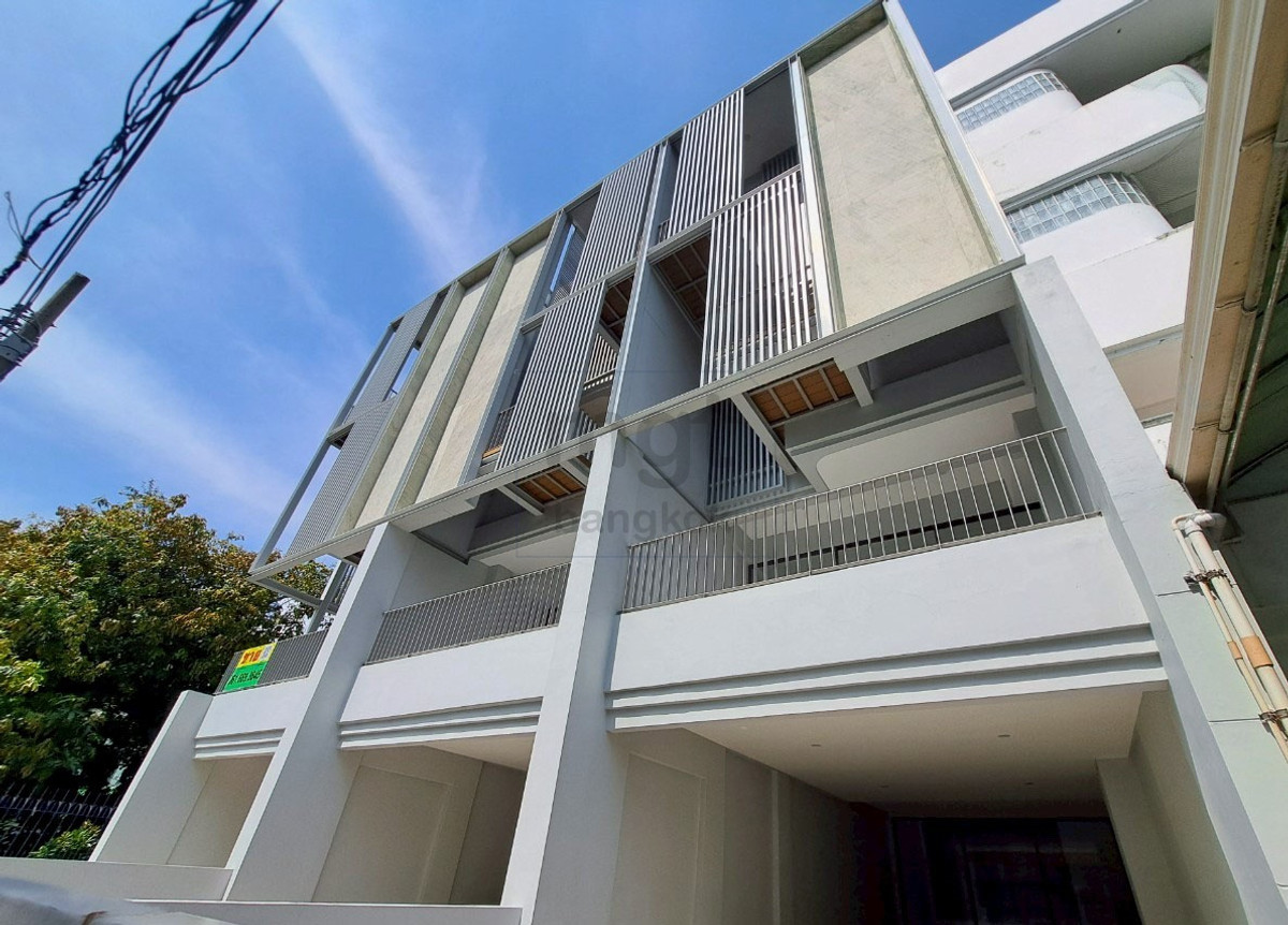 ขายทาวน์โฮมรามคำแหง หัวหมาก : ทาวน์โฮมไม่ธรรมดา@ พระราม9-รามคำแหง  สวย โปร่ง โล่ง พร้อมอยู่ เชื่อมต่อทุกชั้น และสว่างธรรมชาติด้วยสกายรูฟ 5ห้องนอน 7ห้องน้ำ 3ห้องเอนกประสงค์ ฟีลลิ่งเหมือนบ้านหรูบนพื้นที่ใจกลางเมือง ติดตั้งลิฟท์ได้