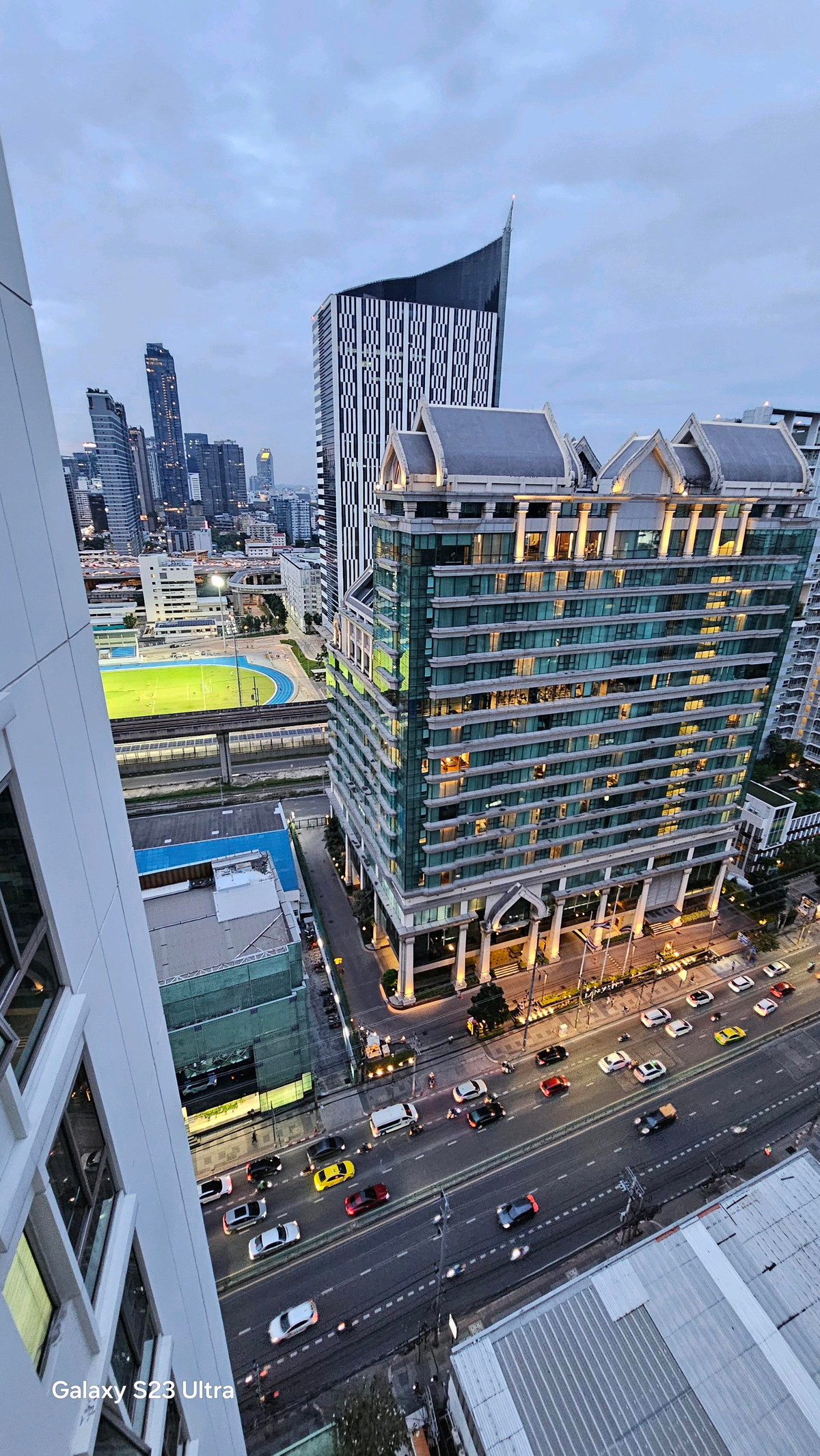 ขายคอนโดพระราม 9 เพชรบุรีตัดใหม่ RCA : ​ห้องใหญ่ 2 ห้องนอน: พื้นที่ใช้สอยกว้างขวาง ตอบโจทย์ครอบครัวเล็กหรือผู้ที่ต้องการพื้นที่ทำงาน (Work From Home) แยกส่วน​ส่วนตัวสูง: การจัดวางห้องภายในโครงการคำนึงถึงความเป็นส่วนตัวของผู้อยู่อาศัยเป็นหลัก