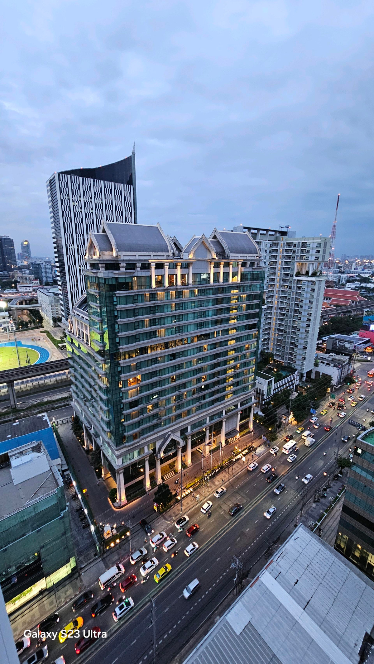 ขายคอนโดพระราม 9 เพชรบุรีตัดใหม่ RCA : ​ห้องใหญ่ 2 ห้องนอน: พื้นที่ใช้สอยกว้างขวาง ตอบโจทย์ครอบครัวเล็กหรือผู้ที่ต้องการพื้นที่ทำงาน (Work From Home) แยกส่วน​ส่วนตัวสูง: การจัดวางห้องภายในโครงการคำนึงถึงความเป็นส่วนตัวของผู้อยู่อาศัยเป็นหลัก