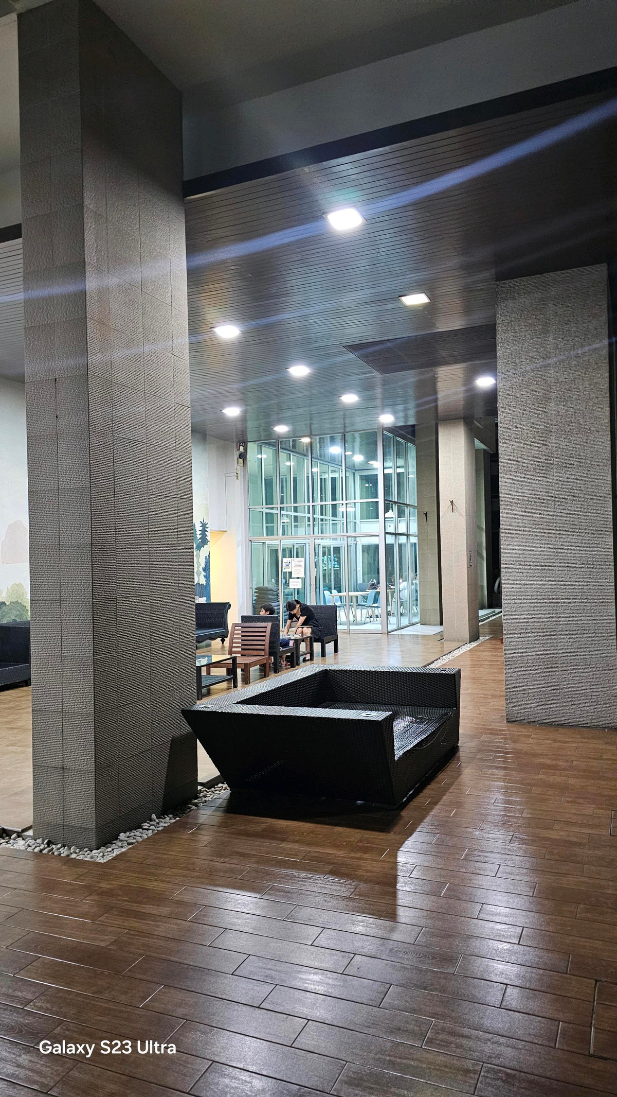 ขายคอนโดพระราม 9 เพชรบุรีตัดใหม่ RCA : ​ห้องใหญ่ 2 ห้องนอน: พื้นที่ใช้สอยกว้างขวาง ตอบโจทย์ครอบครัวเล็กหรือผู้ที่ต้องการพื้นที่ทำงาน (Work From Home) แยกส่วน​ส่วนตัวสูง: การจัดวางห้องภายในโครงการคำนึงถึงความเป็นส่วนตัวของผู้อยู่อาศัยเป็นหลัก