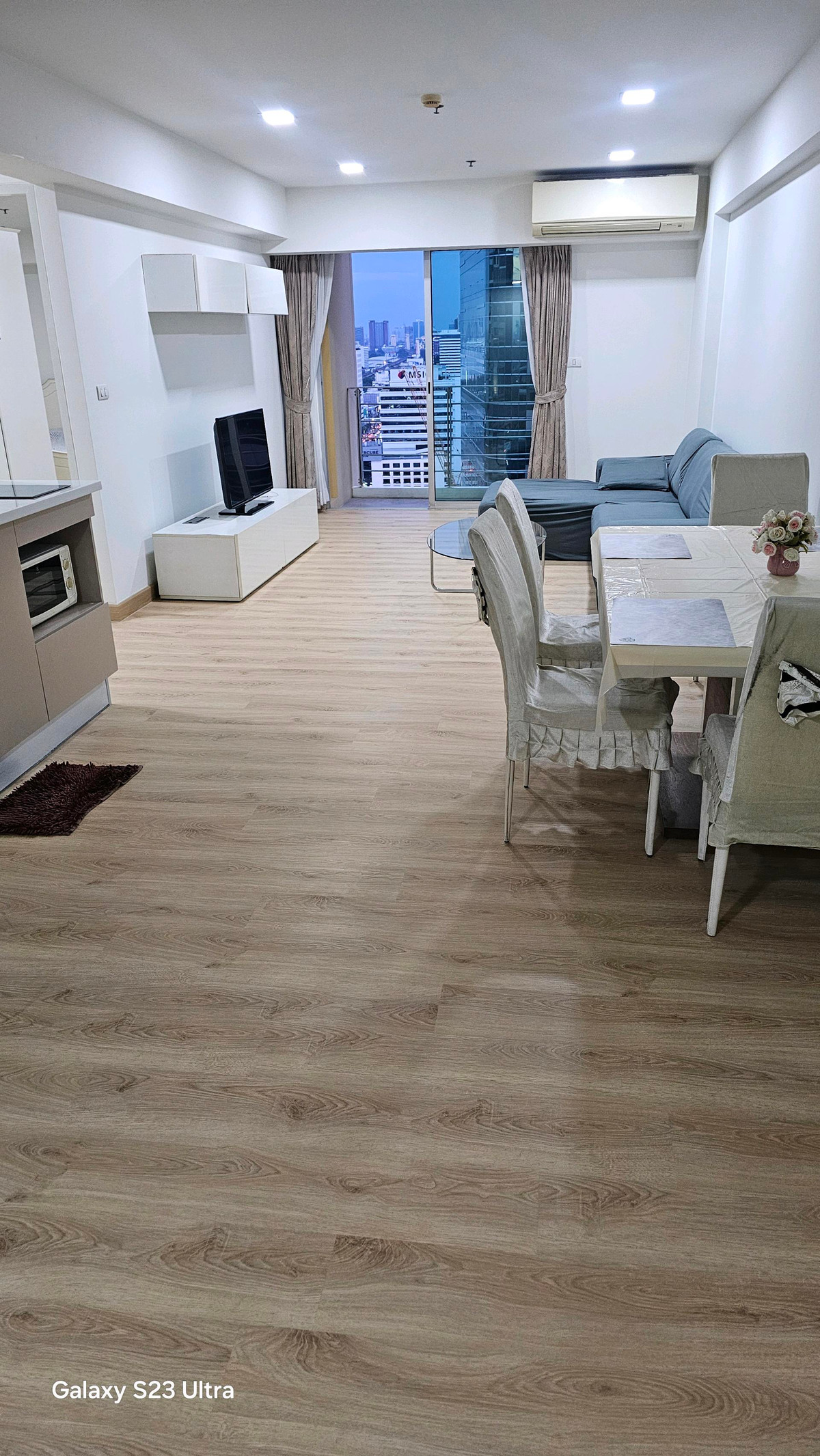 ขายคอนโดพระราม 9 เพชรบุรีตัดใหม่ RCA : ​ห้องใหญ่ 2 ห้องนอน: พื้นที่ใช้สอยกว้างขวาง ตอบโจทย์ครอบครัวเล็กหรือผู้ที่ต้องการพื้นที่ทำงาน (Work From Home) แยกส่วน​ส่วนตัวสูง: การจัดวางห้องภายในโครงการคำนึงถึงความเป็นส่วนตัวของผู้อยู่อาศัยเป็นหลัก