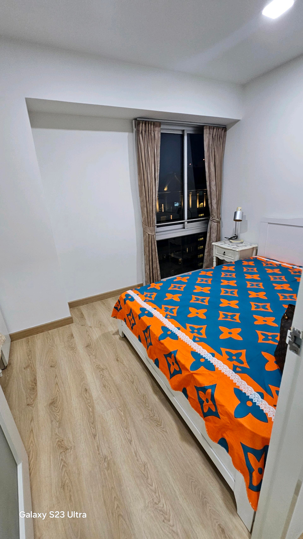 ขายคอนโดพระราม 9 เพชรบุรีตัดใหม่ RCA : ​ห้องใหญ่ 2 ห้องนอน: พื้นที่ใช้สอยกว้างขวาง ตอบโจทย์ครอบครัวเล็กหรือผู้ที่ต้องการพื้นที่ทำงาน (Work From Home) แยกส่วน​ส่วนตัวสูง: การจัดวางห้องภายในโครงการคำนึงถึงความเป็นส่วนตัวของผู้อยู่อาศัยเป็นหลัก