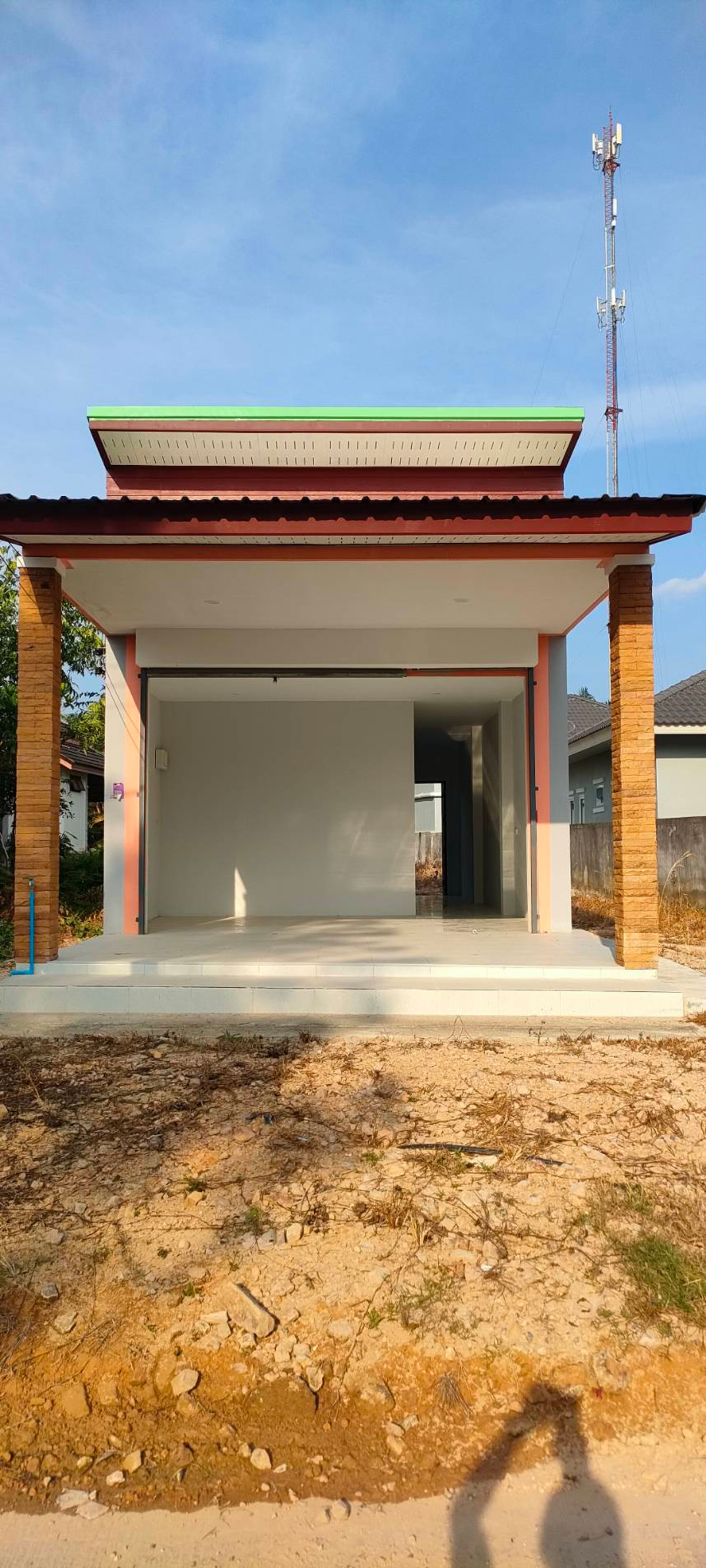For SaleLandNakhon Si Thammarat : 🏡 House and land for sale, prime location, close to the red light intersection, only 300 meters!  Behind Krungsri Bank, next to Praphada Village, Village No. 2, Thung Yai District Nakhon Si Thammarat Province