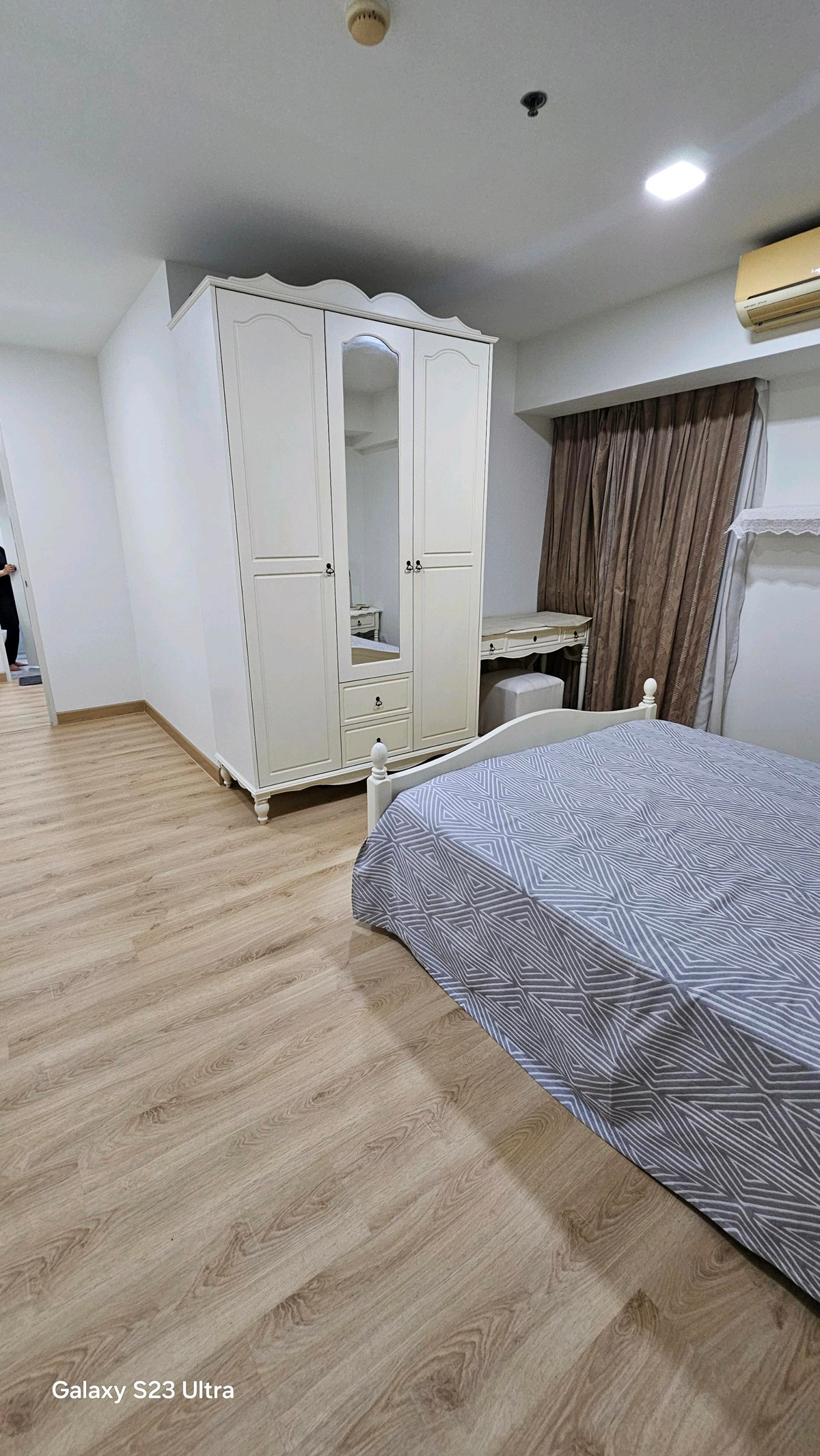 ขายคอนโดพระราม 9 เพชรบุรีตัดใหม่ RCA : ​ห้องใหญ่ 2 ห้องนอน: พื้นที่ใช้สอยกว้างขวาง ตอบโจทย์ครอบครัวเล็กหรือผู้ที่ต้องการพื้นที่ทำงาน (Work From Home) แยกส่วน​ส่วนตัวสูง: การจัดวางห้องภายในโครงการคำนึงถึงความเป็นส่วนตัวของผู้อยู่อาศัยเป็นหลัก