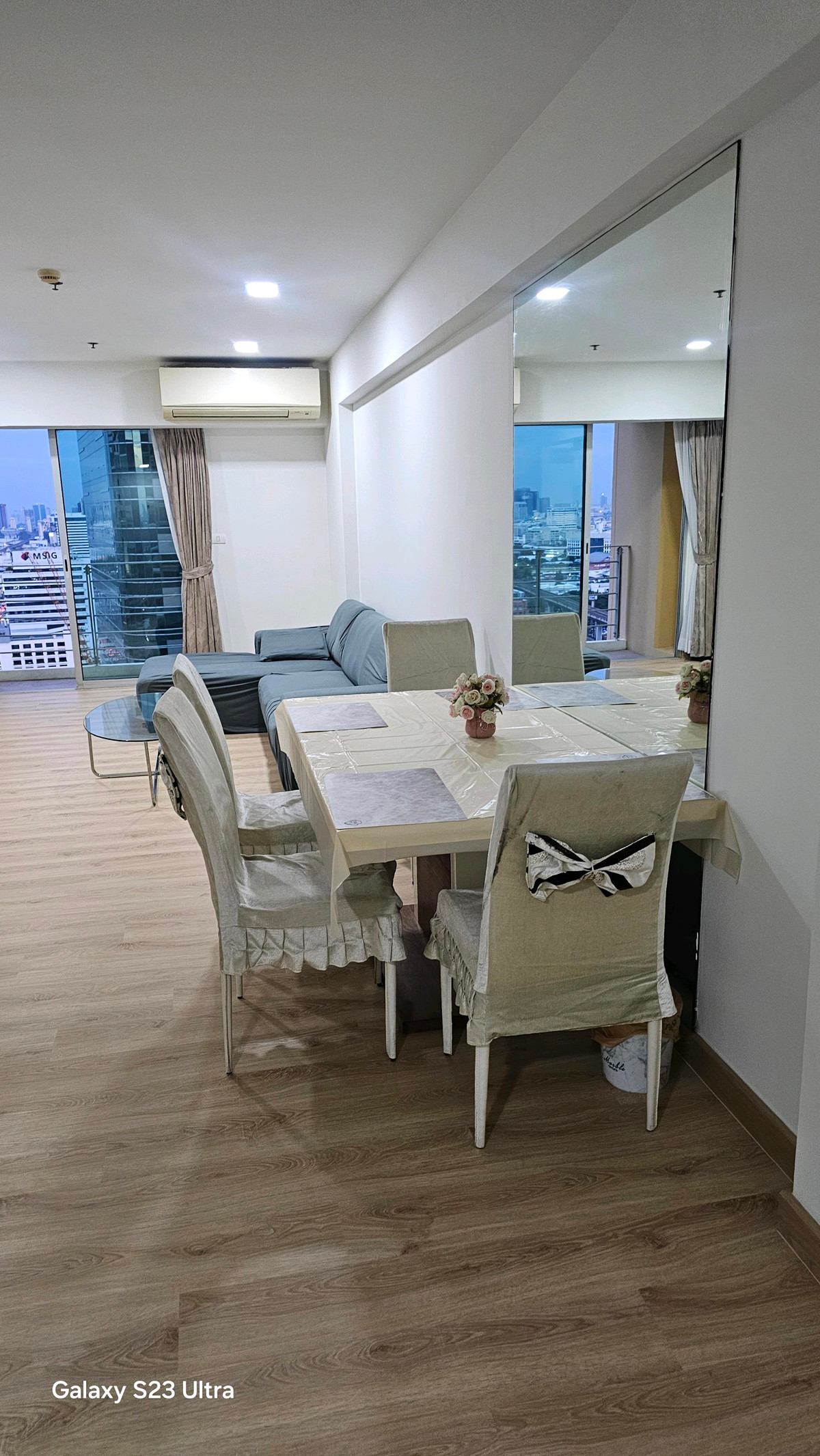 ขายคอนโดพระราม 9 เพชรบุรีตัดใหม่ RCA : ​ห้องใหญ่ 2 ห้องนอน: พื้นที่ใช้สอยกว้างขวาง ตอบโจทย์ครอบครัวเล็กหรือผู้ที่ต้องการพื้นที่ทำงาน (Work From Home) แยกส่วน​ส่วนตัวสูง: การจัดวางห้องภายในโครงการคำนึงถึงความเป็นส่วนตัวของผู้อยู่อาศัยเป็นหลัก