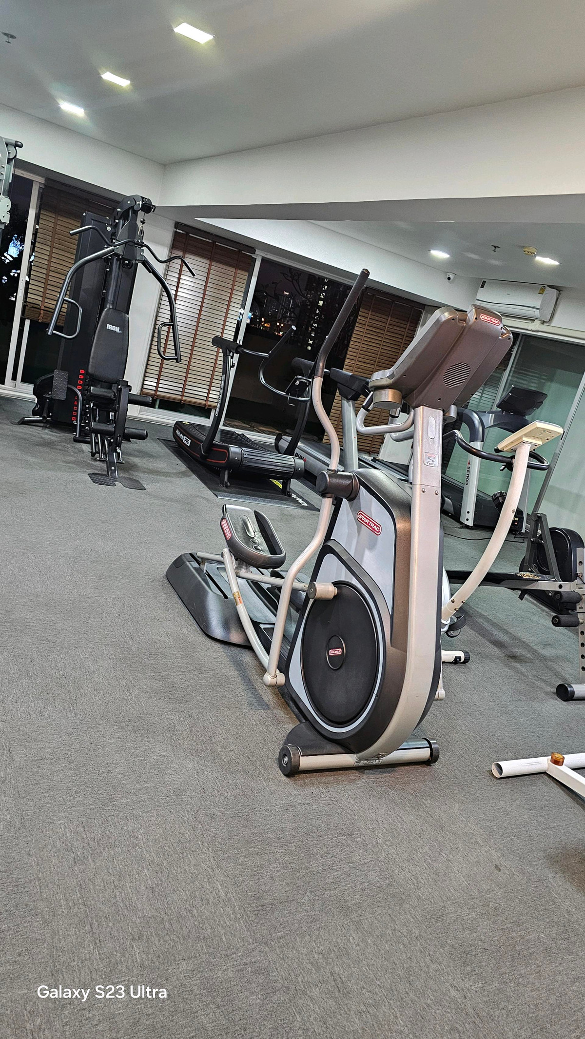 ขายคอนโดพระราม 9 เพชรบุรีตัดใหม่ RCA : ​ห้องใหญ่ 2 ห้องนอน: พื้นที่ใช้สอยกว้างขวาง ตอบโจทย์ครอบครัวเล็กหรือผู้ที่ต้องการพื้นที่ทำงาน (Work From Home) แยกส่วน​ส่วนตัวสูง: การจัดวางห้องภายในโครงการคำนึงถึงความเป็นส่วนตัวของผู้อยู่อาศัยเป็นหลัก