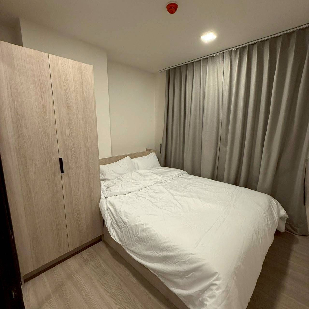 For RentCondoPattaya, Bangsaen, Chonburi : D Condo Sense Bangsaen 🎈 4th floor, fully furnished, private corner room, price 11,000฿/month. 📲 062-9452428 | 🌟 Line: @whitesand
