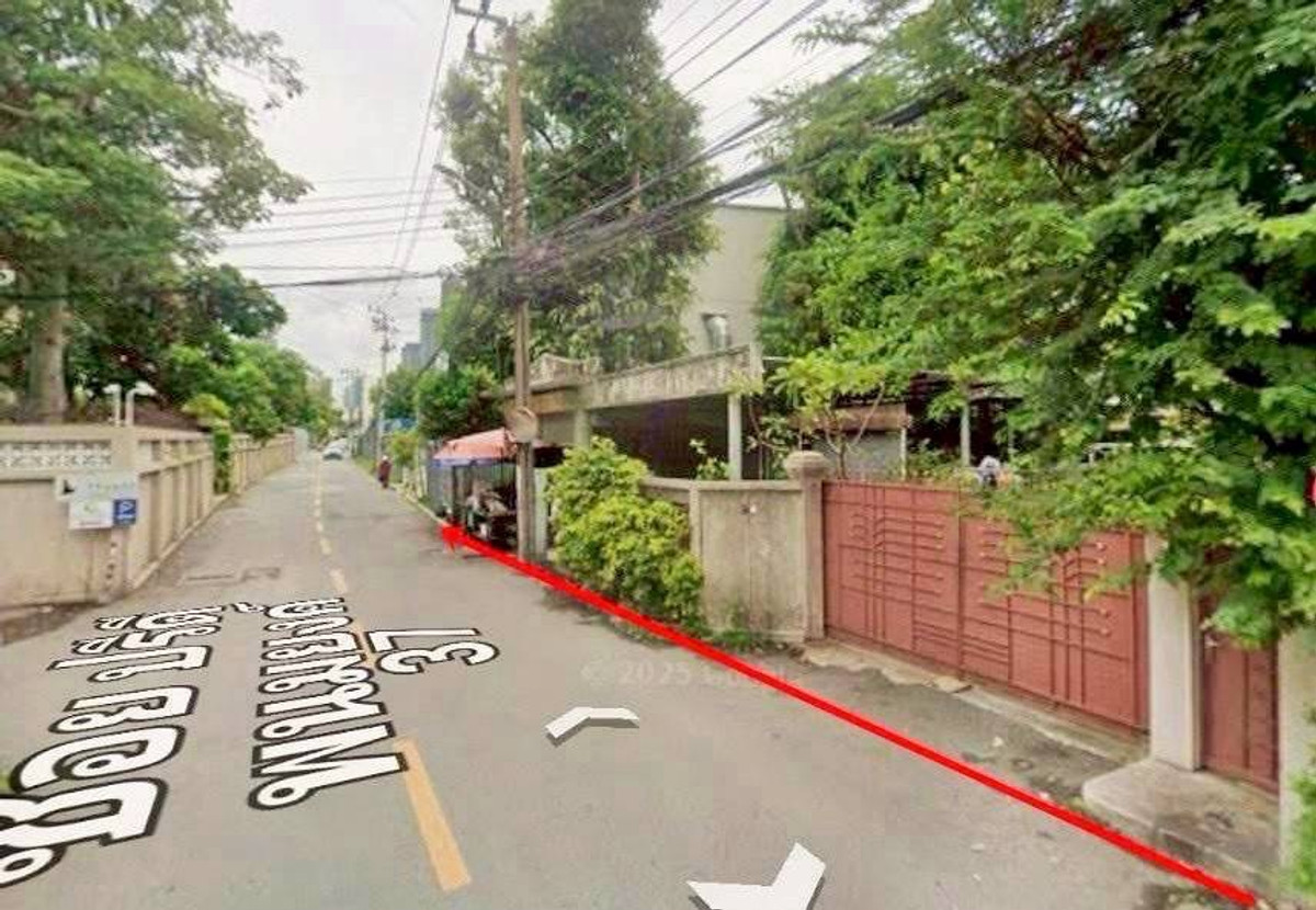For SaleHouseSukhumvit, Asoke, Thonglor : House for sale with land, area 196 sq m, Soi Pridi Banomyong 37 (Sukhumvit 71), Phra Khanong Nuea Subdistrict, Watthana District.