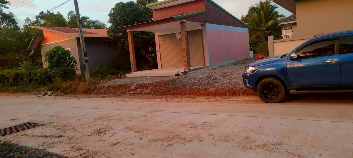 ขายที่ดินนครศรีธรรมราช : 🏡 ขายบ้านพร้อมที่ดิน ทำเลทอง ใกล้สี่แยกไฟแดงเพียง 300 เมตร!  หลัง ธนาคารกรุงศรี ติดหมู่บ้าน ประภาดา หมู่ 2 อำเภอทุ่งใหญ่ จ.นครศรีธรรมราช