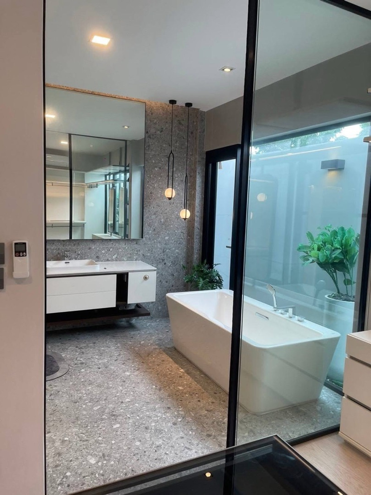 ขายบ้านพัฒนาการ ศรีนครินทร์ : 📢👇โอกาสสุดคุ้มสำหรับนักลงทุน! บ้านหรู 3 ชั้น  พร้อมผู้เช่าระยะยาว สัญญาถึง 3 ก.ย. 2569 Yield ดี ทำเลเชื่อมต่อเมือง เดินทางสะดวกหลายเส้นทาง