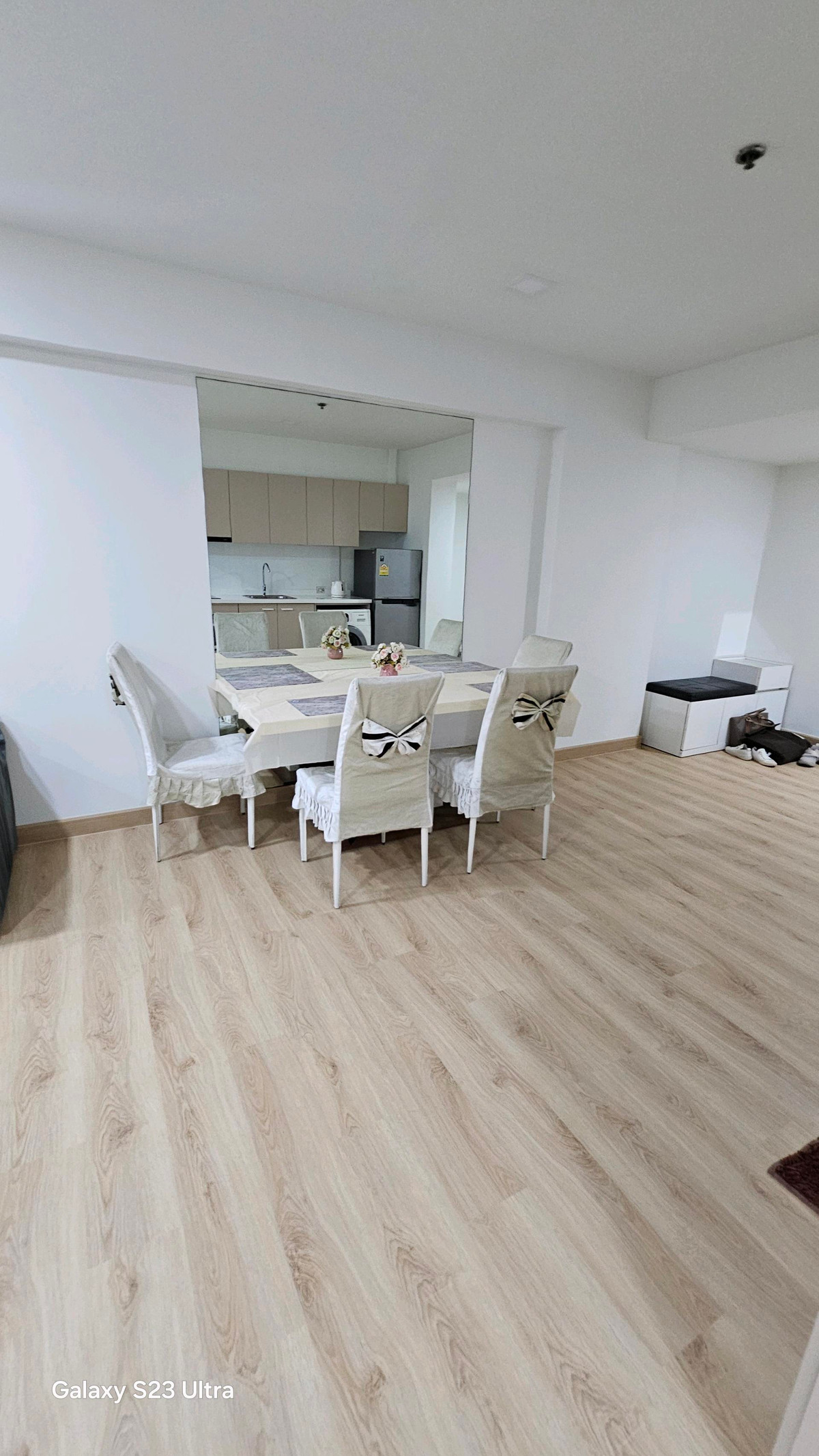 ขายคอนโดพระราม 9 เพชรบุรีตัดใหม่ RCA : ​ห้องใหญ่ 2 ห้องนอน: พื้นที่ใช้สอยกว้างขวาง ตอบโจทย์ครอบครัวเล็กหรือผู้ที่ต้องการพื้นที่ทำงาน (Work From Home) แยกส่วน​ส่วนตัวสูง: การจัดวางห้องภายในโครงการคำนึงถึงความเป็นส่วนตัวของผู้อยู่อาศัยเป็นหลัก