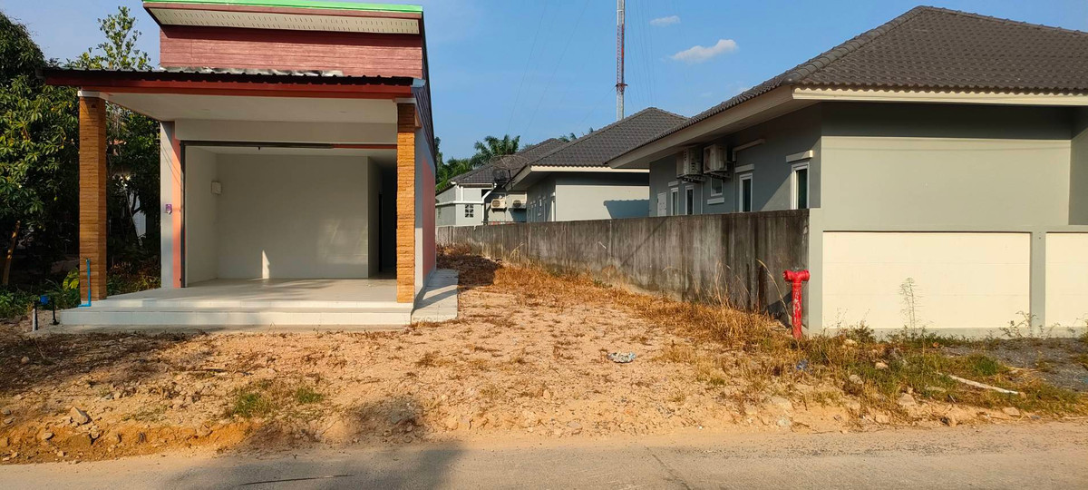 ขายที่ดินนครศรีธรรมราช : 🏡 ขายบ้านพร้อมที่ดิน ทำเลทอง ใกล้สี่แยกไฟแดงเพียง 300 เมตร!  หลัง ธนาคารกรุงศรี ติดหมู่บ้าน ประภาดา หมู่ 2 อำเภอทุ่งใหญ่ จ.นครศรีธรรมราช