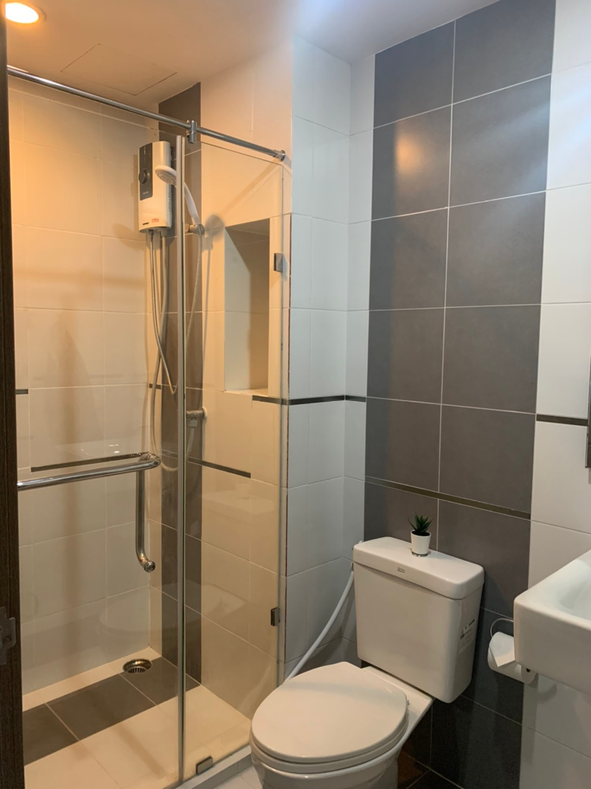 For RentCondoOnnut, Udomsuk : Newly renovated room, cheap rental, new flooring. Change new curtains, rent 1 bedroom, 1 bathroom, The Base Sukhumvit 77