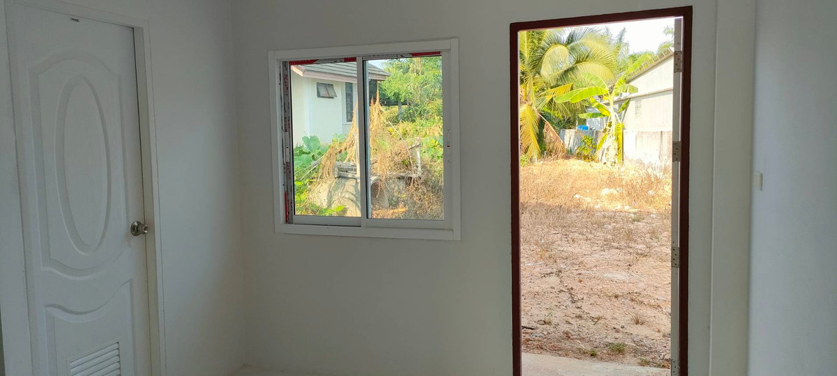 ขายที่ดินนครศรีธรรมราช : 🏡 ขายบ้านพร้อมที่ดิน ทำเลทอง ใกล้สี่แยกไฟแดงเพียง 300 เมตร!  หลัง ธนาคารกรุงศรี ติดหมู่บ้าน ประภาดา หมู่ 2 อำเภอทุ่งใหญ่ จ.นครศรีธรรมราช