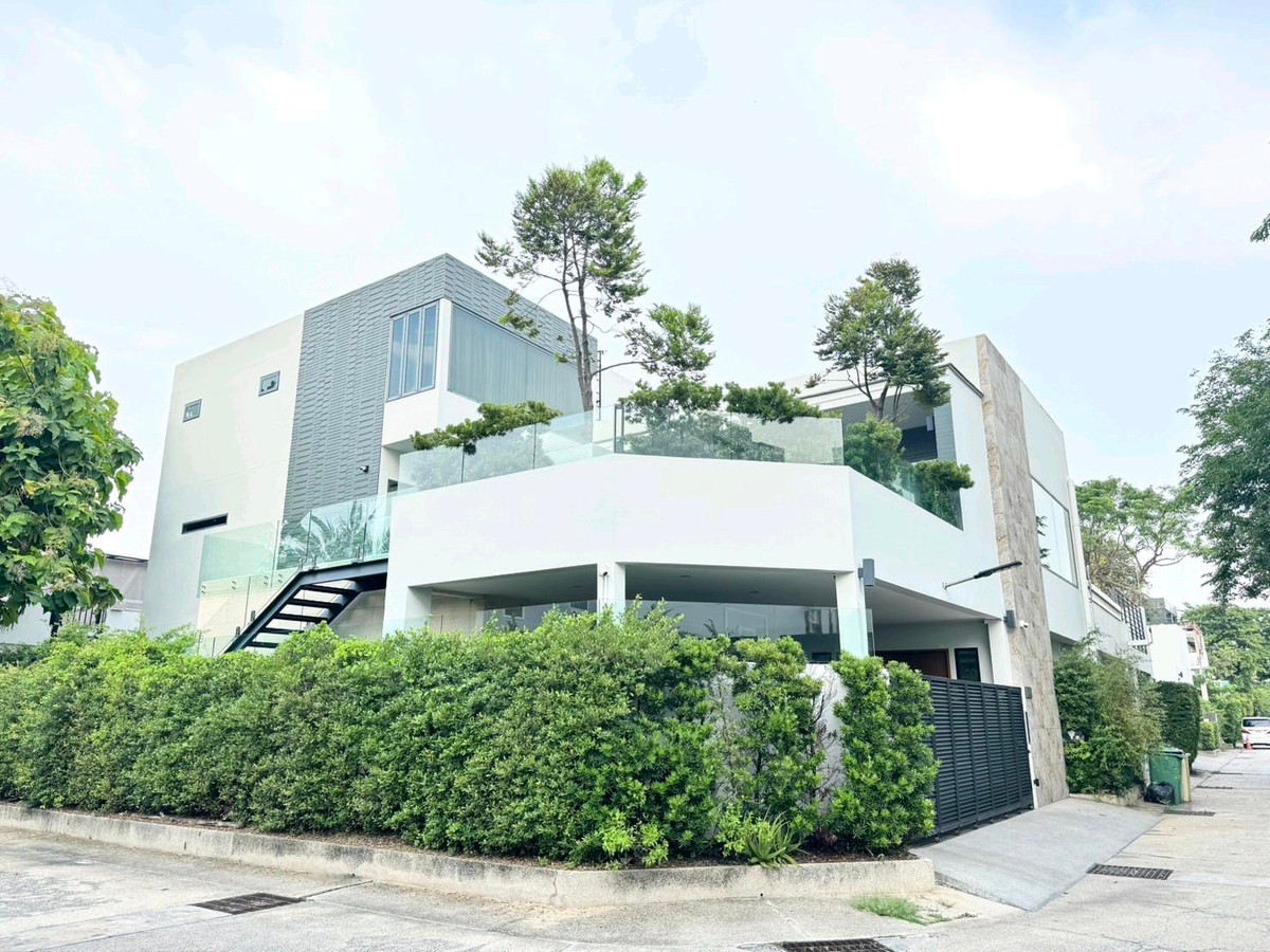 ขายบ้านพัฒนาการ ศรีนครินทร์ : 🏡 บ้านเดี่ยว 3 ชั้นสุดหรู 5 ห้องนอน สระส่วนตัว ทำเลดีมาก ราคา 69 ล้าน นัดชมกับลูกเจี๊ยบได้เลยค่ะ 0655365165