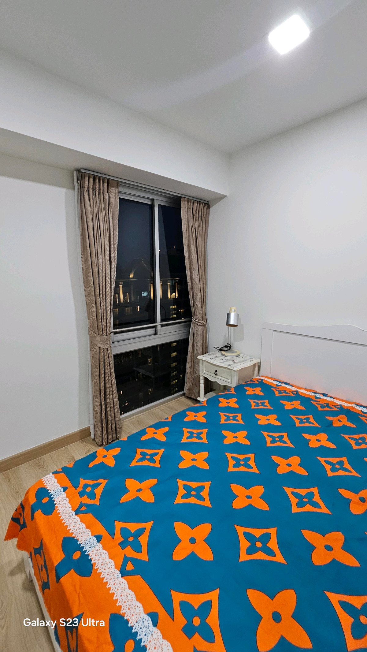 ขายคอนโดพระราม 9 เพชรบุรีตัดใหม่ RCA : ​ห้องใหญ่ 2 ห้องนอน: พื้นที่ใช้สอยกว้างขวาง ตอบโจทย์ครอบครัวเล็กหรือผู้ที่ต้องการพื้นที่ทำงาน (Work From Home) แยกส่วน​ส่วนตัวสูง: การจัดวางห้องภายในโครงการคำนึงถึงความเป็นส่วนตัวของผู้อยู่อาศัยเป็นหลัก