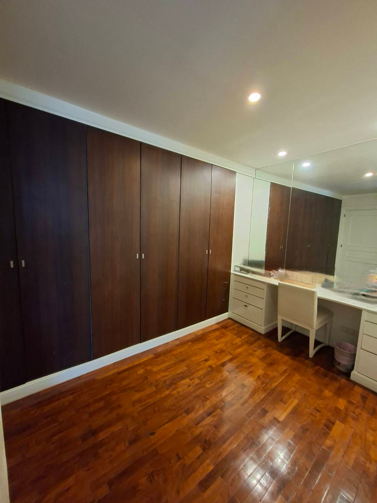 For SaleCondoSukhumvit, Asoke, Thonglor : Condo allows dogs and cats. Condo for sale, Type A, 260 sq m., 3 bedrooms, 3.5 bathrooms.