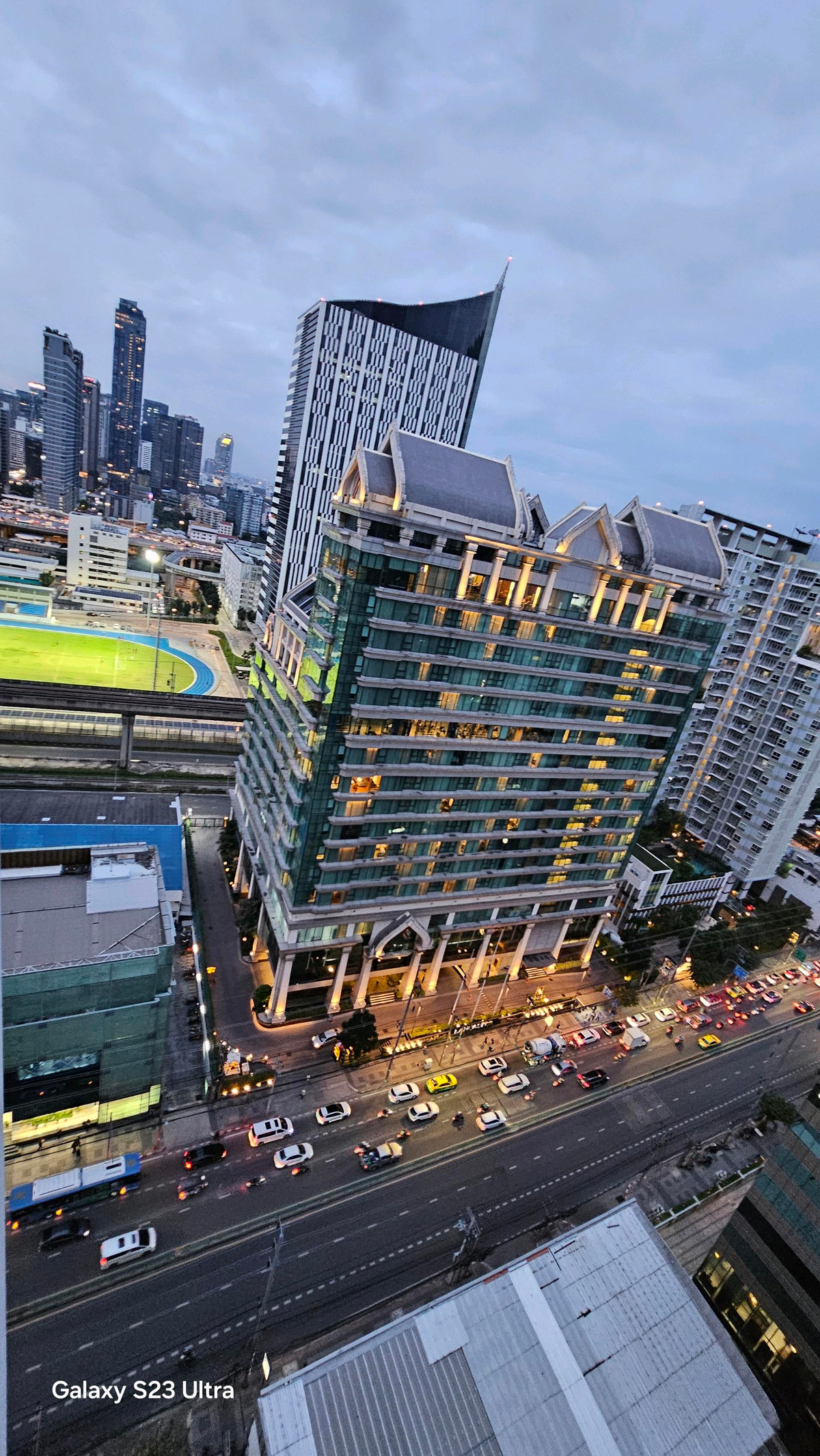 ขายคอนโดพระราม 9 เพชรบุรีตัดใหม่ RCA : ​ห้องใหญ่ 2 ห้องนอน: พื้นที่ใช้สอยกว้างขวาง ตอบโจทย์ครอบครัวเล็กหรือผู้ที่ต้องการพื้นที่ทำงาน (Work From Home) แยกส่วน​ส่วนตัวสูง: การจัดวางห้องภายในโครงการคำนึงถึงความเป็นส่วนตัวของผู้อยู่อาศัยเป็นหลัก