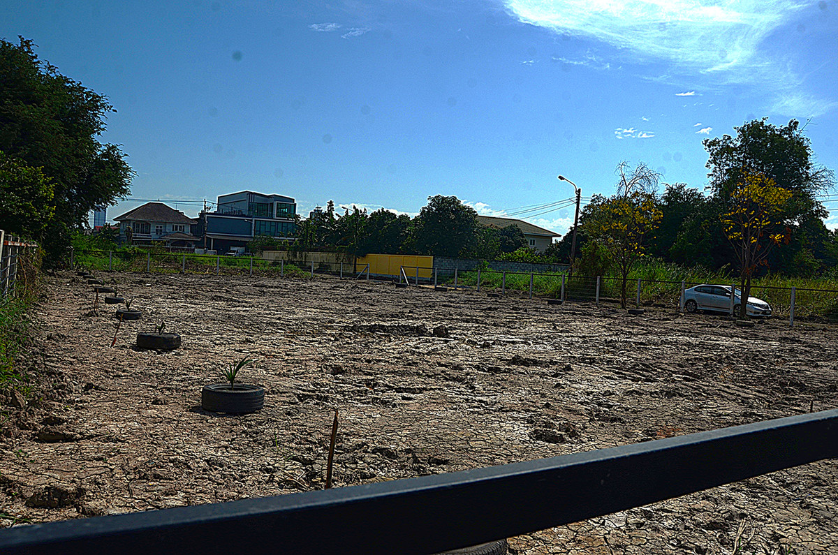 For SaleLandChaengwatana, Muangthong : Land for sale in Soi Tiwanon, Pak Kret 34, high fill, fenced, suitable for building a house and mansion. Big family house, good weather, good neighbors.