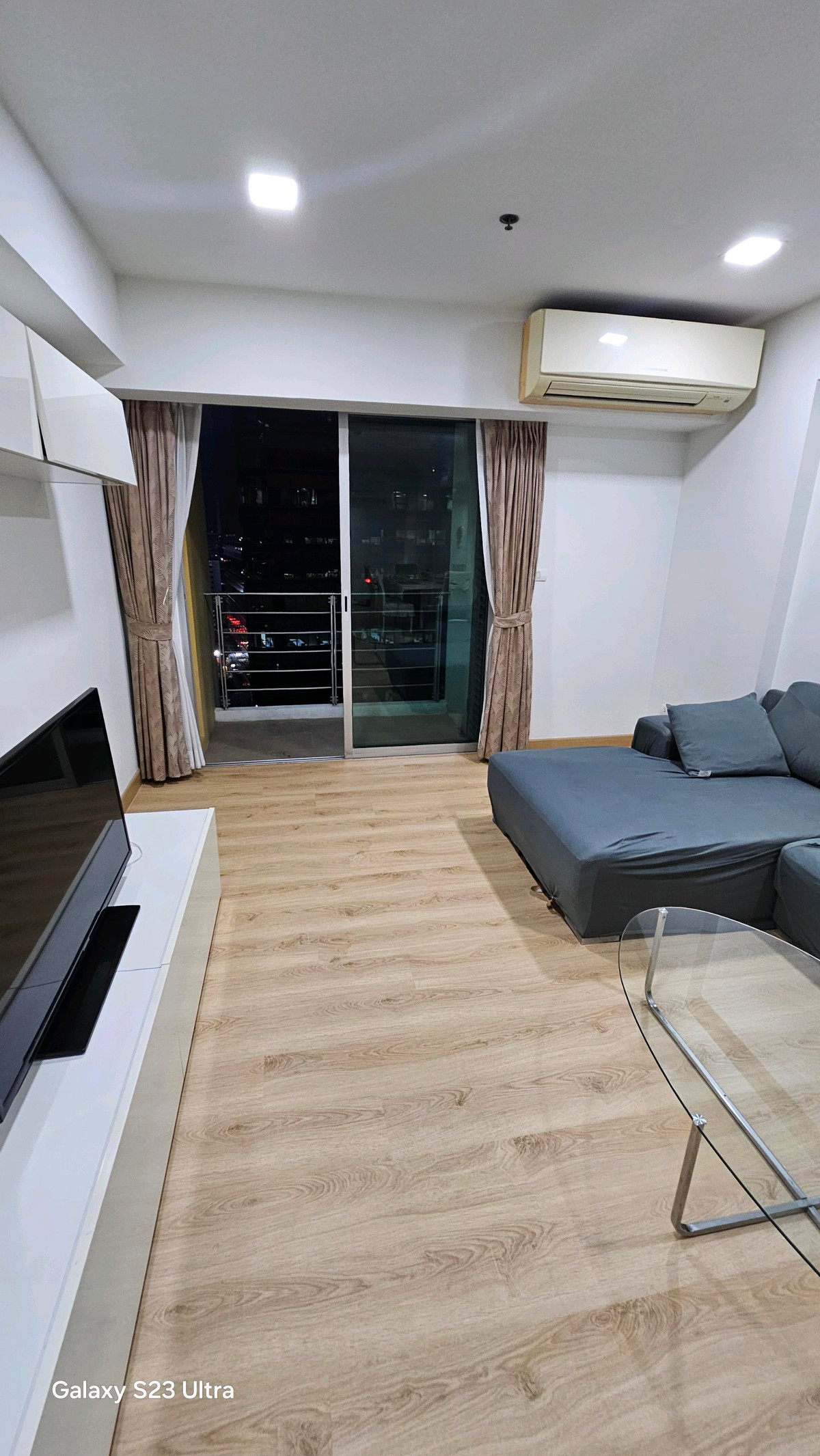 ขายคอนโดพระราม 9 เพชรบุรีตัดใหม่ RCA : ​ห้องใหญ่ 2 ห้องนอน: พื้นที่ใช้สอยกว้างขวาง ตอบโจทย์ครอบครัวเล็กหรือผู้ที่ต้องการพื้นที่ทำงาน (Work From Home) แยกส่วน​ส่วนตัวสูง: การจัดวางห้องภายในโครงการคำนึงถึงความเป็นส่วนตัวของผู้อยู่อาศัยเป็นหลัก