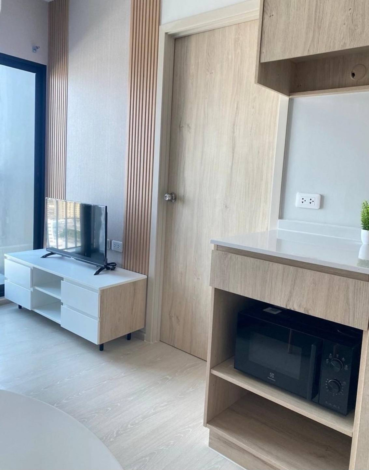 For RentCondoPattanakan, Srinakarin : Condo next to BTS Yellow Line, Sri Lasalle Station, only 50 meters.