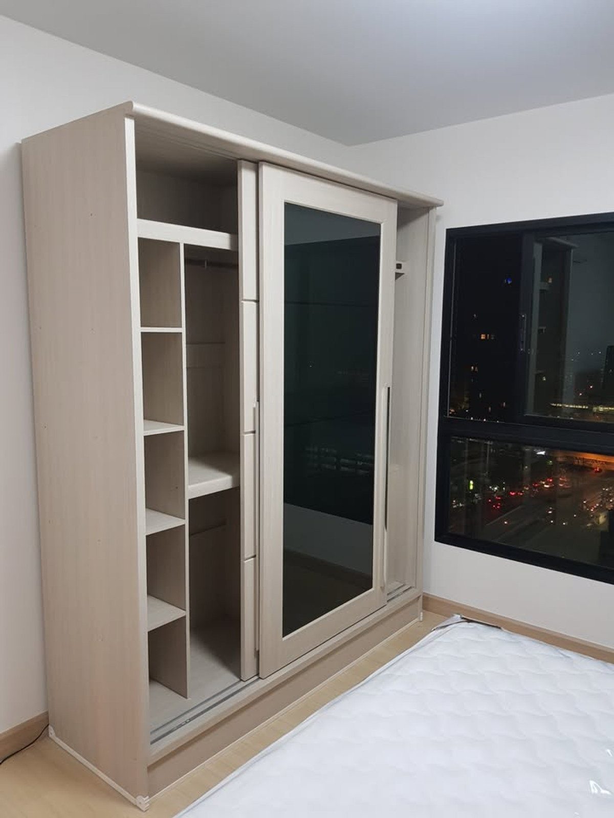 For SaleCondoThaphra, Talat Phlu, Wutthakat : Supalai Loft@Talat Phlu Station【𝐒𝐄𝐋𝐋 & 𝐑𝐄𝐍𝐓】🔥Loft-style decor with diffused light and high ceilings creates a mood resembling an art studio, with smooth, cool walls that complement the white-cream furniture.🔥 Contact Line ID: @hacondo