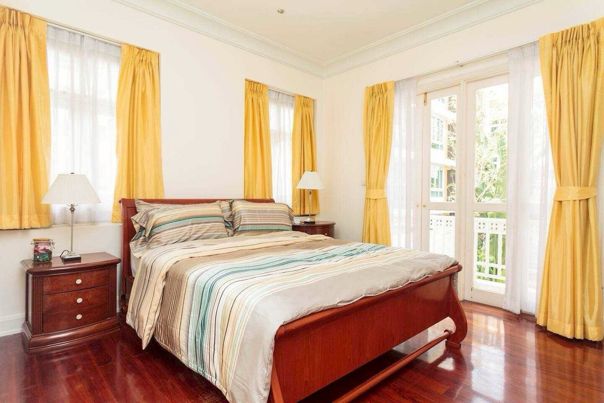 For SaleHouseSukhumvit, Asoke, Thonglor : 🏡 Luxury House for Sale in Sukhumvit 📍 Close to BTS Phrom Phong ✨ Beautifully decorated and fully furnished 🏊‍♂️ Comes with a private swimming pool 🌳 Surrounded by greenery with a peaceful atmosphere 🛍 Close to shopping malls 🏫 Near international sc