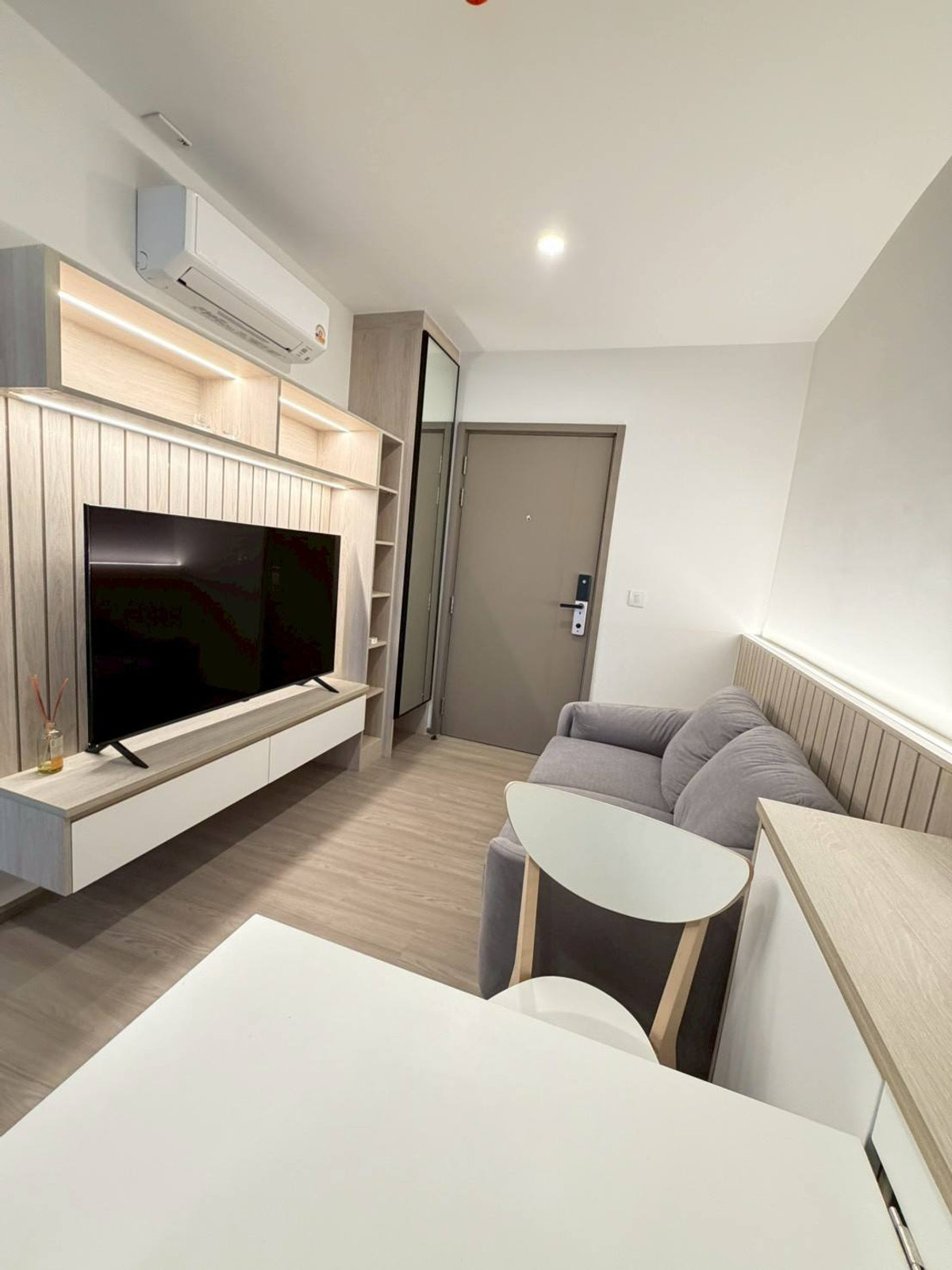 For RentCondoKasetsart, Ratchayothin : For Rent Aspire Ratchayothin 350m. BTS Ratchayothin free shuttle bus closed to 7-11**LINE ID : @751paggb / TEL: 086-3649888