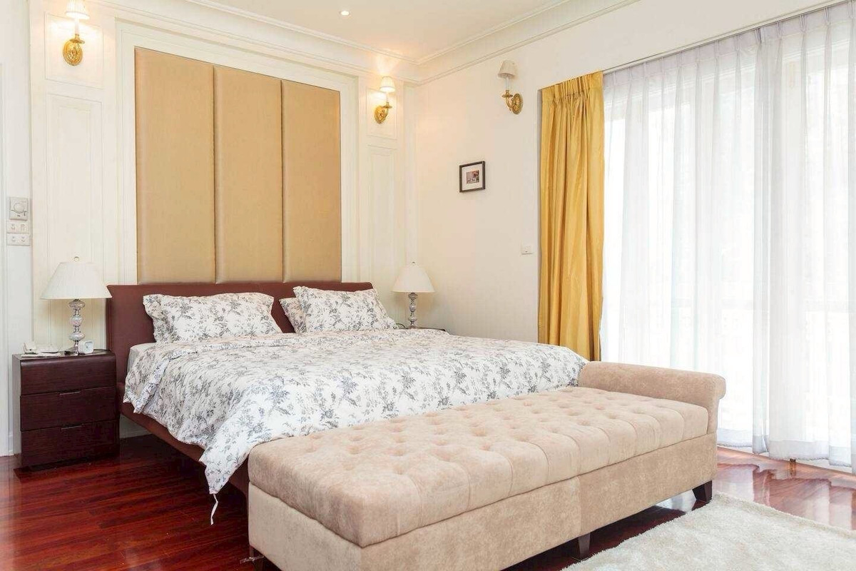 For SaleHouseSukhumvit, Asoke, Thonglor : 🏡 Luxury House for Sale in Sukhumvit 📍 Close to BTS Phrom Phong ✨ Beautifully decorated and fully furnished 🏊‍♂️ Comes with a private swimming pool 🌳 Surrounded by greenery with a peaceful atmosphere 🛍 Close to shopping malls 🏫 Near international sc