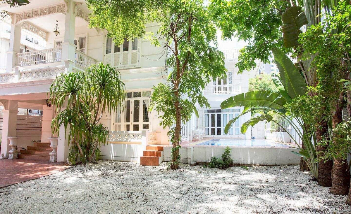 For SaleHouseSukhumvit, Asoke, Thonglor : 🏡 Luxury House for Sale in Sukhumvit 📍 Close to BTS Phrom Phong ✨ Beautifully decorated and fully furnished 🏊‍♂️ Comes with a private swimming pool 🌳 Surrounded by greenery with a peaceful atmosphere 🛍 Close to shopping malls 🏫 Near international sc