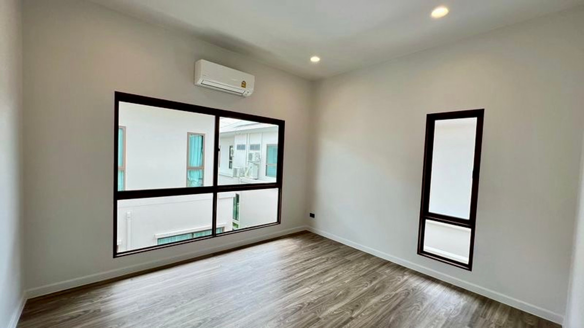 ขายบ้านพัฒนาการ ศรีนครินทร์ : ขายด่วน ราคาพิเศษที่สุดในโครงการ Burasiri กรุงเทพกรีฑา | บ้านเปล่า 4 ห้องนอน 57.5 ตร.วา ให้คุณตกแต่งได้ตามสไตล์