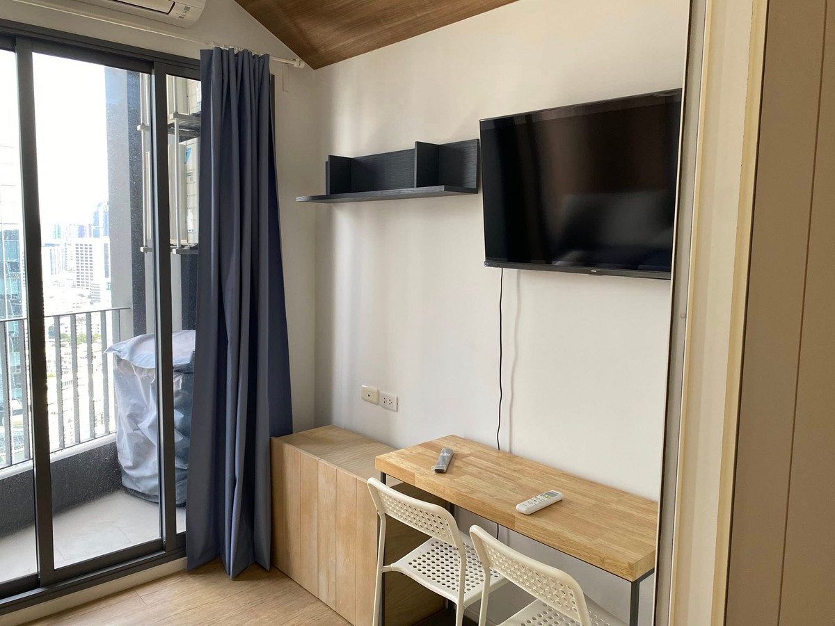 For SaleCondoSiam Paragon ,Chulalongkorn,Samyan : Triple Y Residence【𝐒𝐄𝐋𝐋 & 𝐑𝐄𝐍𝐓】🔥A white-wood tone room decorated in a clean, minimalist style, like being in a Japanese cafe, with natural light filling the walls. 🔥 Contact Line ID: @hacondo