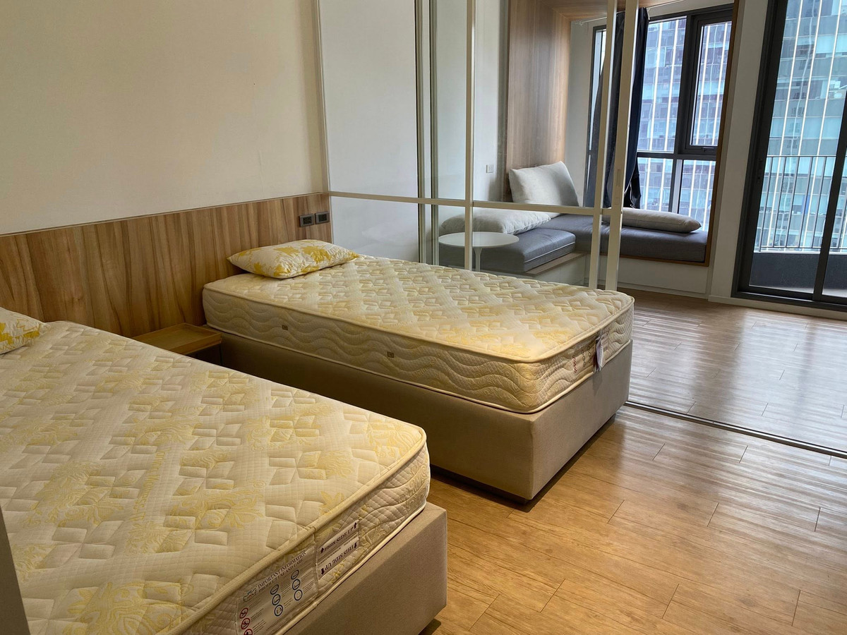 For SaleCondoSiam Paragon ,Chulalongkorn,Samyan : Triple Y Residence【𝐒𝐄𝐋𝐋 & 𝐑𝐄𝐍𝐓】🔥A white-wood tone room decorated in a clean, minimalist style, like being in a Japanese cafe, with natural light filling the walls. 🔥 Contact Line ID: @hacondo