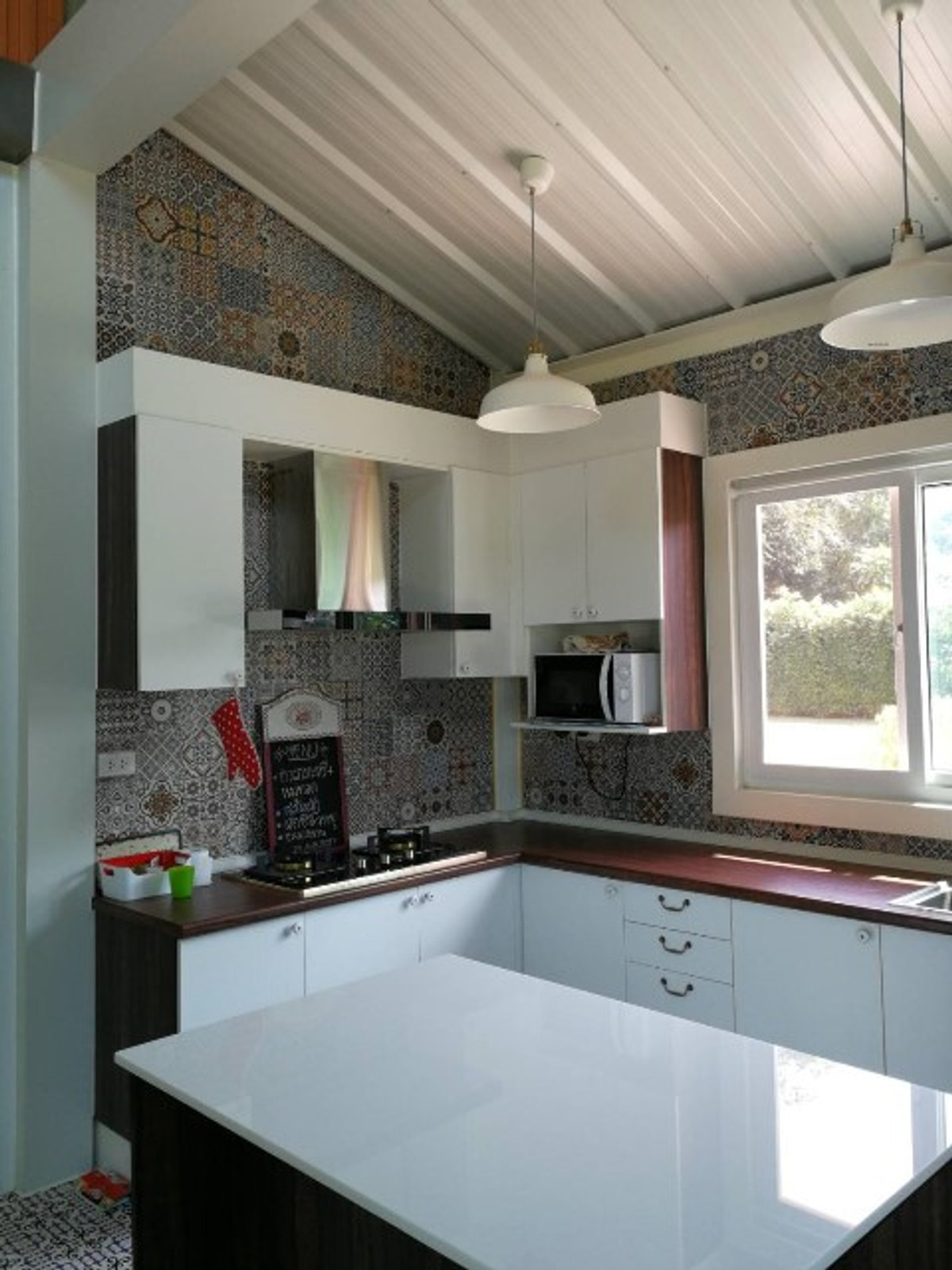 ขายที่ดินราชบุรี : ขาย ที่ดิน 13-0-15.9 ไร่ ริมแม่น้ำแม่กลอง พร้อมบ้าน 4 หลัง สไตล์ Barn House บางโตนด โพธาราม  ราชบุรี  