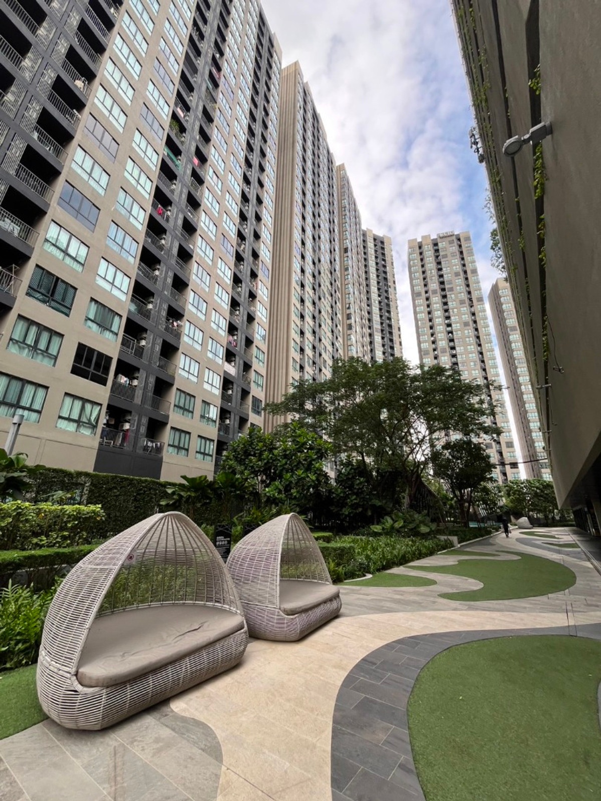 For SaleCondoOnnut, Udomsuk : Elio Del Nest 📞 092-690-5445 Rare Item! Commercial shop under the condo in a prime location near BTS Udomsuk For sale with tenant | Yield 6.28%*