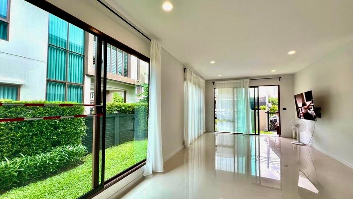 ขายบ้านพัฒนาการ ศรีนครินทร์ : ขายด่วน ราคาพิเศษที่สุดในโครงการ Burasiri กรุงเทพกรีฑา | บ้านเปล่า 4 ห้องนอน 57.5 ตร.วา ให้คุณตกแต่งได้ตามสไตล์