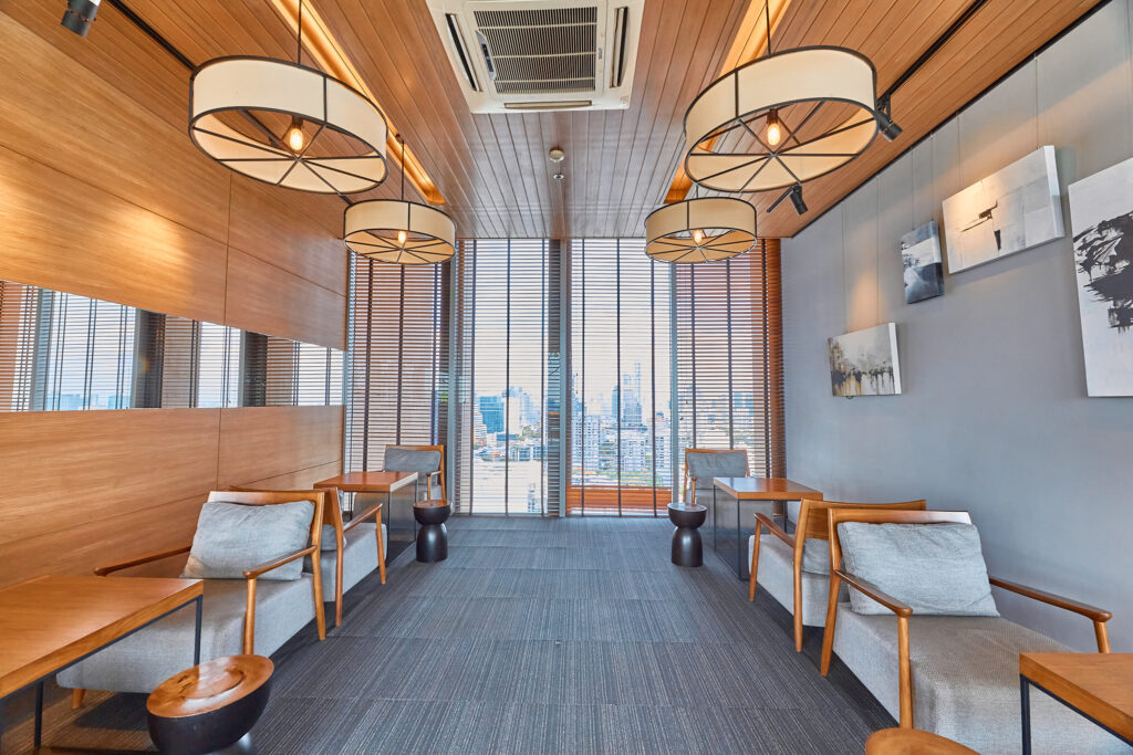 For RentCondoSukhumvit, Asoke, Thonglor : 🔥Urgent Rent🔥 The Loft Ekkamai: Spacious room with a beautiful view, fully furnished, ready to move in, near BTS Ekkamai.