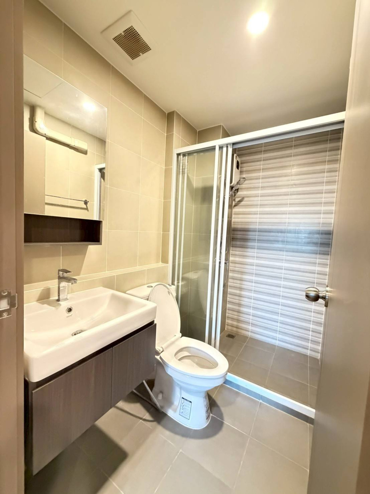 For RentCondoKasetsart, Ratchayothin : For Rent Aspire Ratchayothin 350m. BTS Ratchayothin free shuttle bus closed to 7-11**LINE ID : @751paggb / TEL: 086-3649888